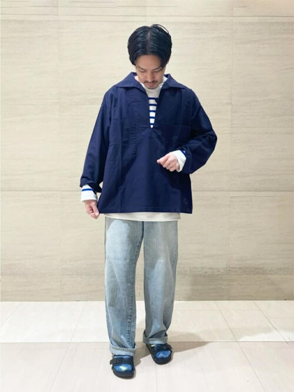 「デニム、ボーダー、ワントーンコーデ、レイヤードスタイル、birkenstock、orcival、COMOLI、ラッセル、ORCIVAL DEPUIS 1939」｜「ORCIVALのORCIVAL | ラッセルフレンチ セーラーTシャツ MEN（Tシャツ/カットソー、ブルー系）」を使った、Bshopスタッフさん（メンズ・165cm）の秋コーディネートの1枚目の写真