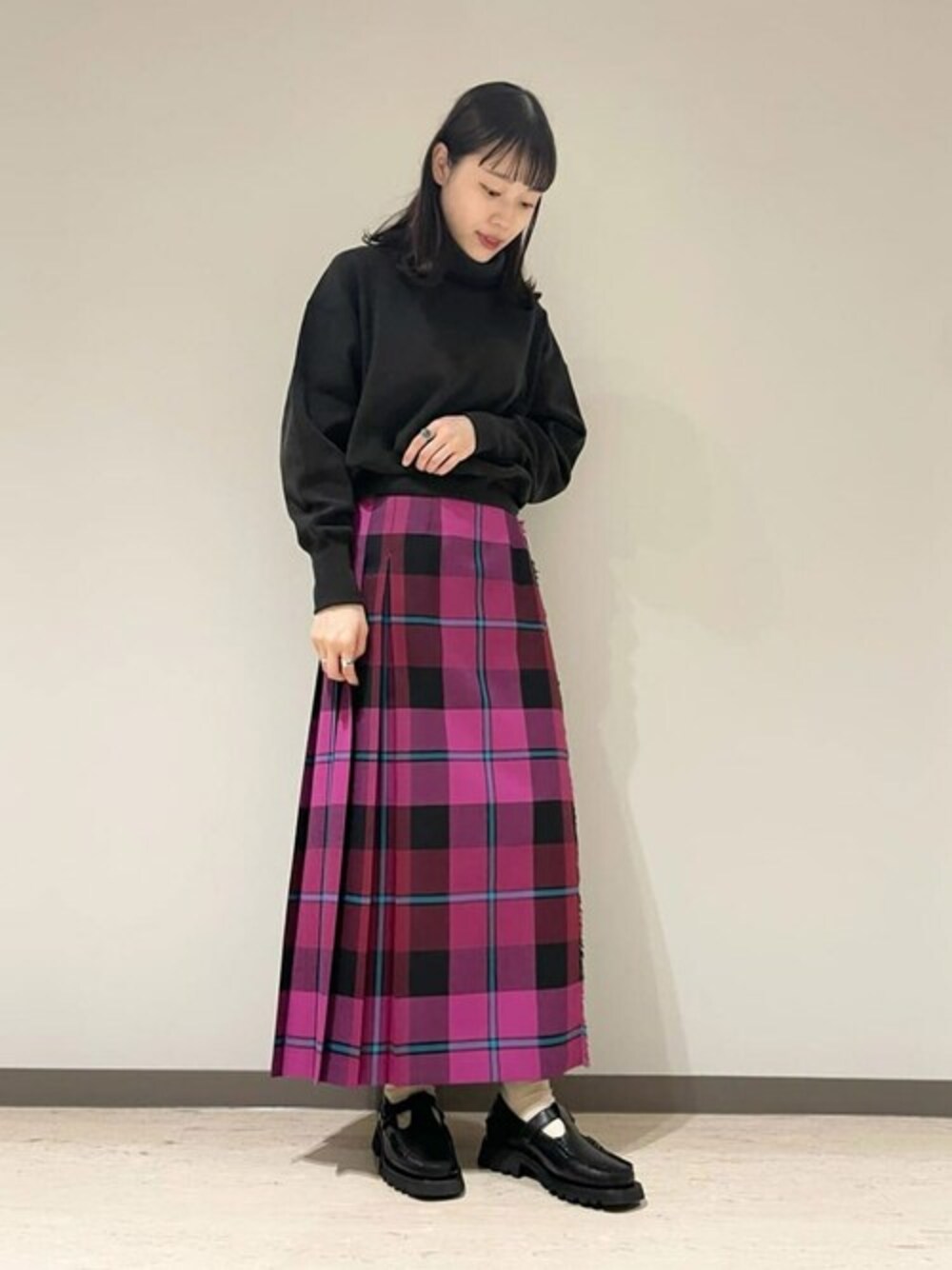 「レザーシューズ、チェックスカート、キルトスカート、スカートスタイル、カラーコーデ、ONEIL OF DUBLIN、hereu」｜「O'NEIL of DUBLINのO'NEIL OF DUBLIN | ウーステッドウール ロングキルトスカート WOMEN（スカート、その他）」を使った、Bshopスタッフさん（レディース・163cm）の秋コーディネートの1枚目の写真