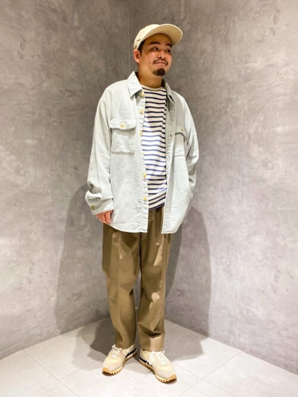 「スニーカー、キャップ、レイヤードスタイル、orcival、NOVESTA、リラックススタイル、スポーティ、バスクシャツ、morris&sons、mythinks」｜「YOUNG&OLSEN The DRYGOODS STOREのYOUNG & OLSEN The DRYGOODS STORE | 6パネルキャップ WOMEN（キャップ、イエロー系）」を使った、Bshopスタッフさん（メンズ・164cm）の秋コーディネートの1枚目の写真