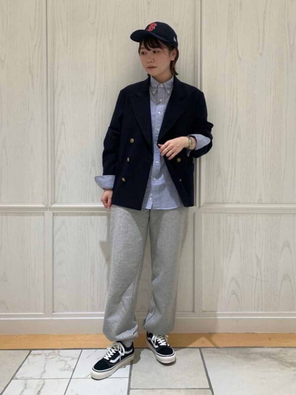 「スウェットパンツ、スニーカー、VANS、テーラードジャケット、キャップ、NEW ERA、スポーツミックス、orcival、GYMPHLEX、the shinzone」｜「GYMPHLEXのGymphlex | オックスフォード ボタンダウンシャツ MEN（シャツ/ブラウス、ブルー系）」を使った、Bshopスタッフさん（レディース・164cm）の秋コーディネートの1枚目の写真
