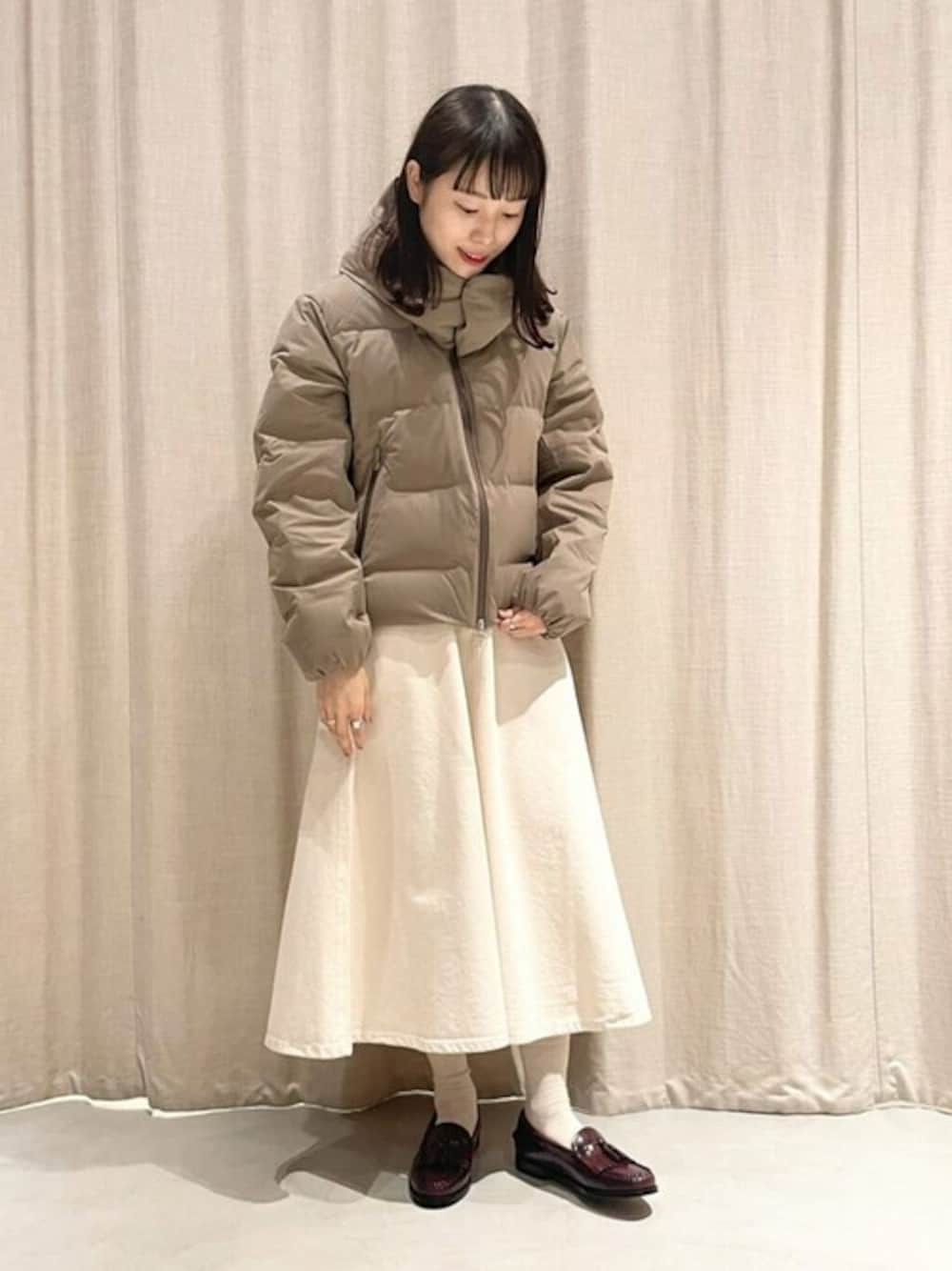 「フレアスカート、ダウンジャケット、ローファー、スカートスタイル、G.H.BASS、DESCENTE ALLTERRAIN、cellar door」｜「CELLAR DOORのCellar Door | デニムフレアスカート WOMEN（デニムスカート、ホワイト系）」を使った、Bshopスタッフさん（レディース・163cm）の秋コーディネートの1枚目の写真