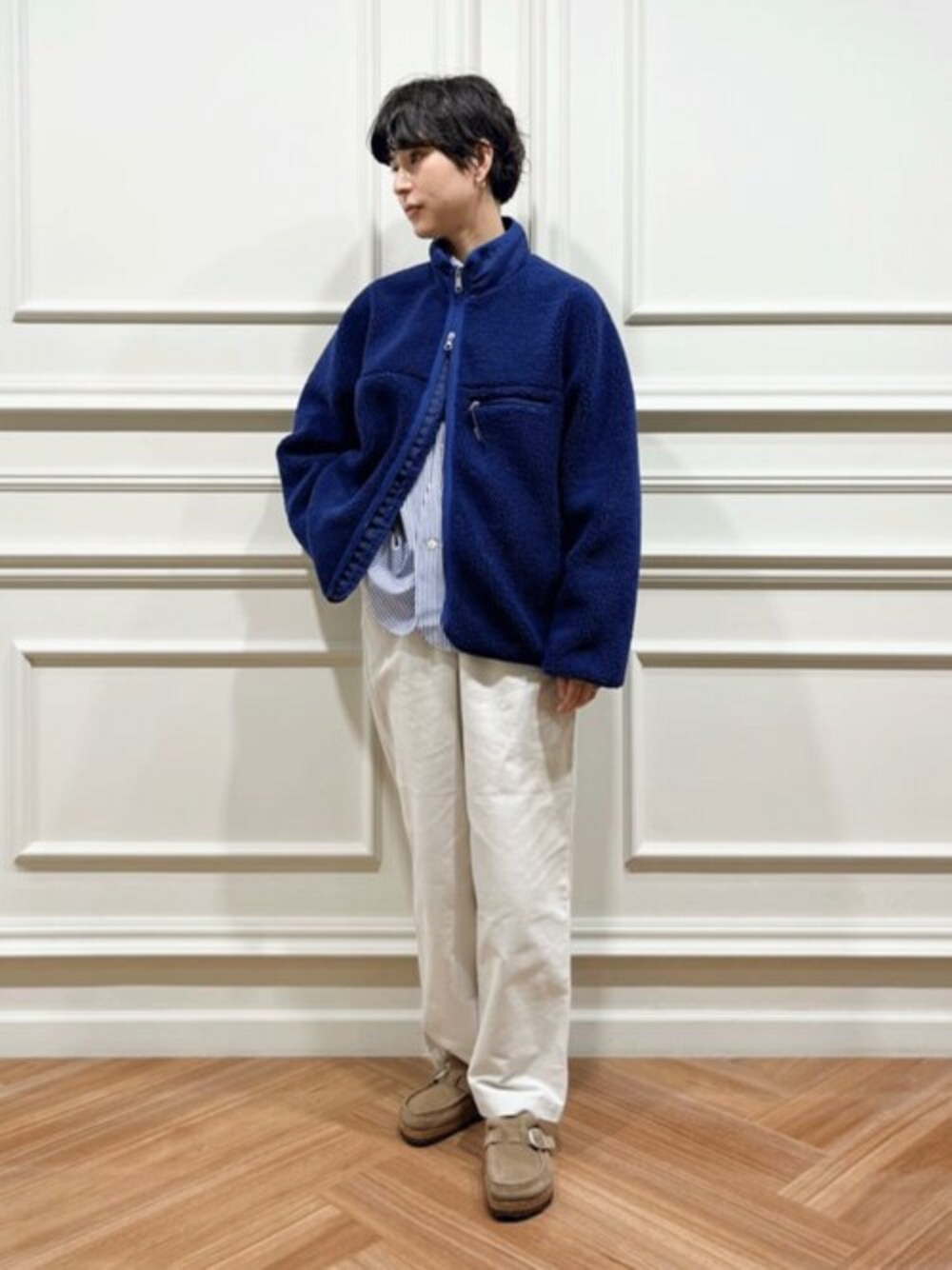 「ボア、レザーシューズ、スリッポン、birkenstock、イージーパンツ、HAVERSACK、リラックススタイル、GYMPHLEX、holk」｜「HAVERSACKのHAVERSACK | 〈別注〉タイプライター ラウンドカラーシャツ WOMEN（シャツ/ブラウス、ブルー系）」を使った、Bshopスタッフさん（レディース・160cm）の冬コーディネートの1枚目の写真