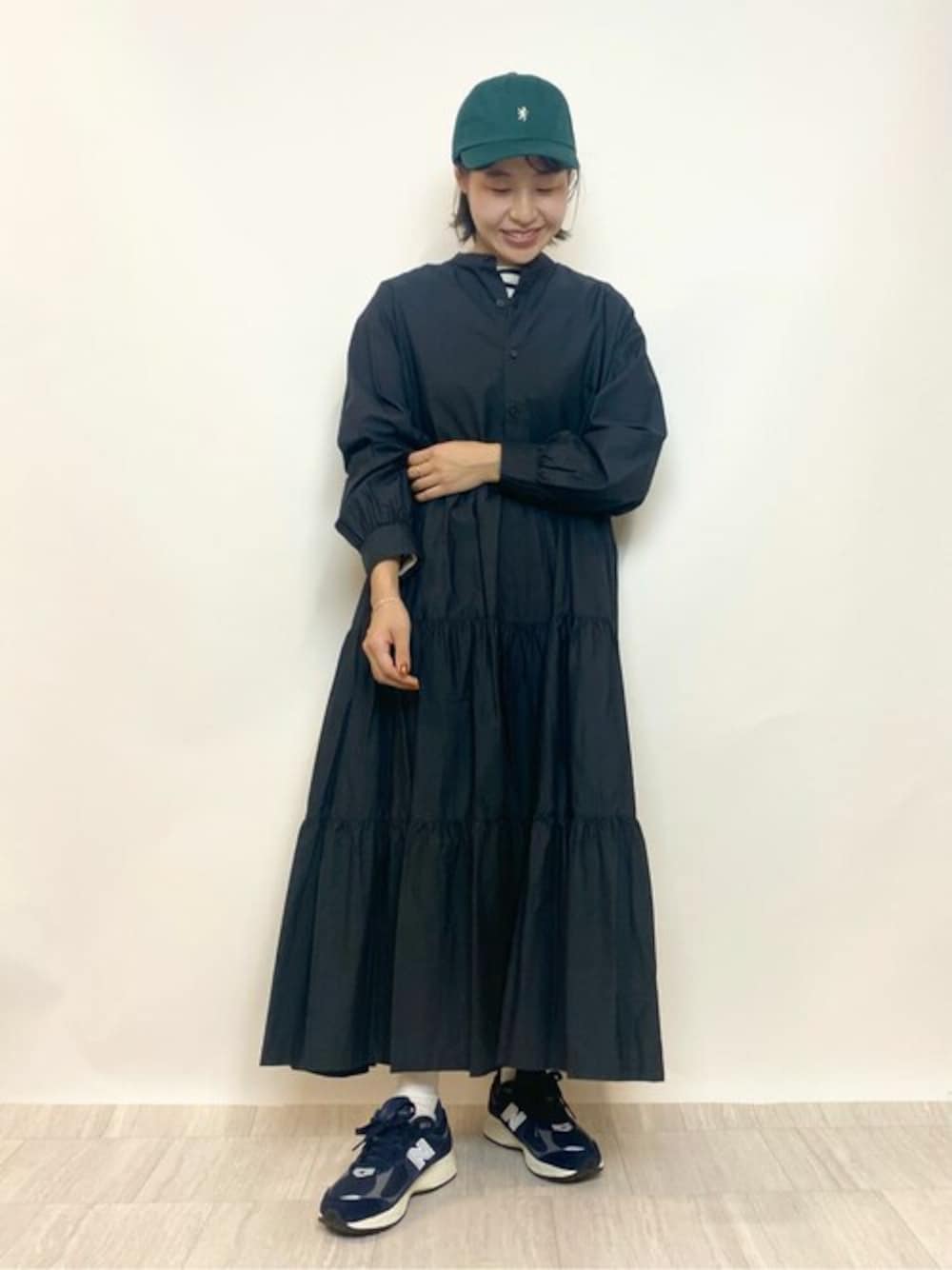 「スニーカー、ボーダー、New Balance、orcival、スポーティ、バスクシャツ、ワンピーススタイル、GYMPHLEX」｜「NEW BALANCEのNew Balance | M2002R NAVY WOMEN（スニーカー、ブルー系）」を使った、Bshopスタッフさん（レディース・162cm）の冬コーディネートの1枚目の写真
