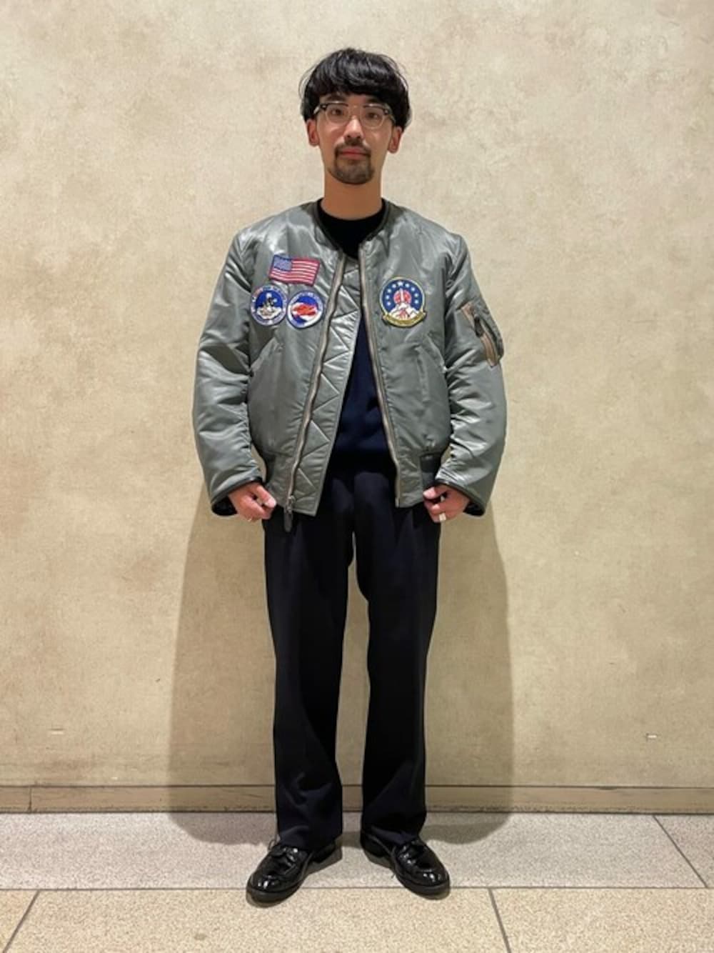 「クルーネックニット、ワントーンコーデ、MA-1、ミリタリージャケット、リラックススタイル、CARUSO、Glenmac、BUZZ RICKSONS」｜「Buzz Rickson'sの【BUZZ RICKSON'S】〈別注〉MA-1ブルゾン MEN（MA-1、グリーン系）」を使った、Bshopスタッフさん（メンズ・165cm）の冬コーディネートの1枚目の写真