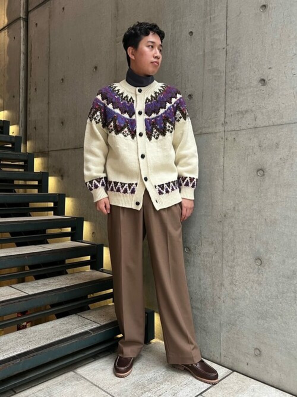 「カーディガン、ニットカーディガン、スラックス、レザーシューズ、orcival、ノルディック柄、リラックススタイル、Timberland、Coohem、Tangent」｜「CoohemのCOOHEM | ノルディックニットカーディガン MEN（カーディガン/ボレロ、ホワイト系）」を使った、Bshopスタッフさん（メンズ・180cm）の冬コーディネートの1枚目の写真
