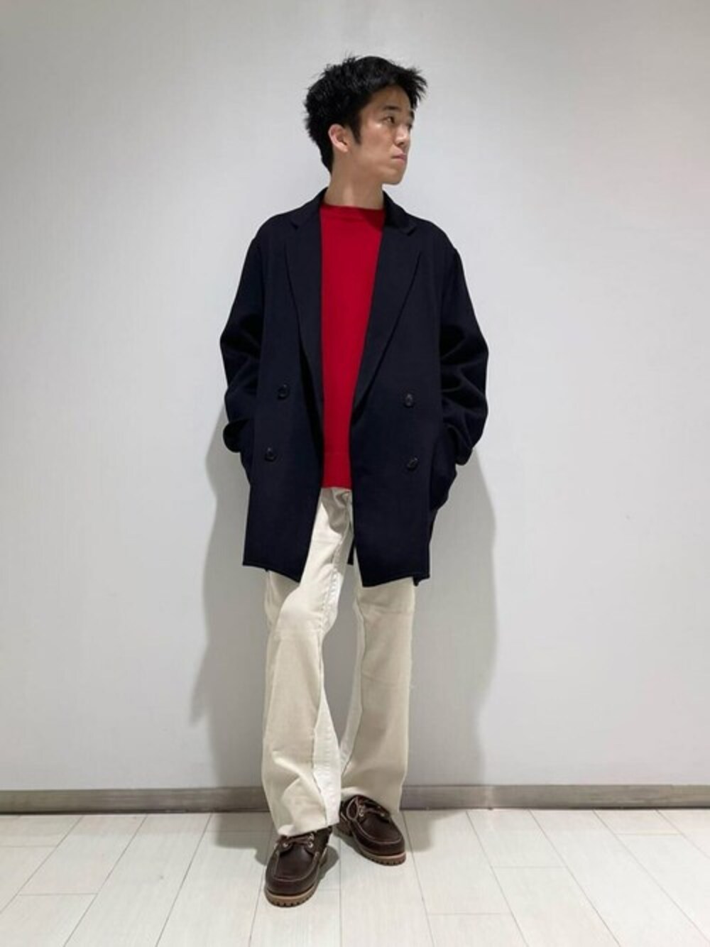 「デニム、トラッド、カラーニット、ウールジャケット、orcival、ハーフコート、Timberland、GYMPHLEX、INSCRIRE」｜「GYMPHLEXのGymphlex | ウールカシミヤ クルーネックニットプルオーバー MEN（ニット/セーター、レッド系）」を使った、Bshopスタッフさん（メンズ・170cm）の冬コーディネートの1枚目の写真