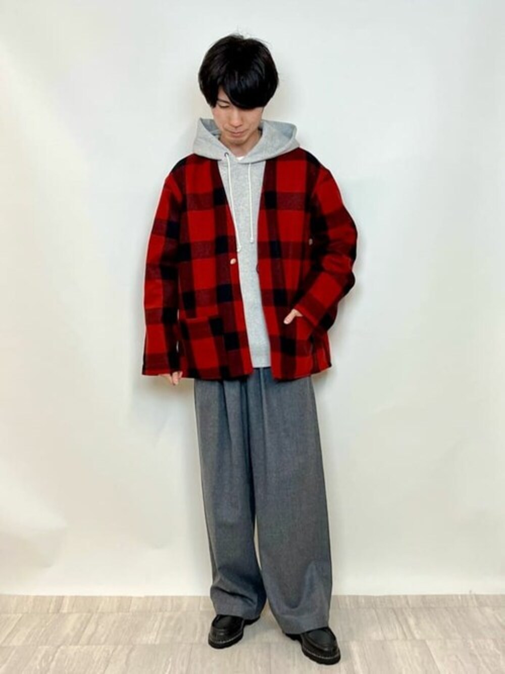 「パーカー、orslow、レイヤードスタイル、レザーシューズ、ワイドパンツ、orcival、Paraboot、チェックジャケット、ノーカラージャケット、フーディ」｜「ParabootのParaboot | MICHAEL NOIR MEN（ドレスシューズ、ブラック系）」を使った、Bshopスタッフさん（メンズ・172cm）の冬コーディネートの1枚目の写真