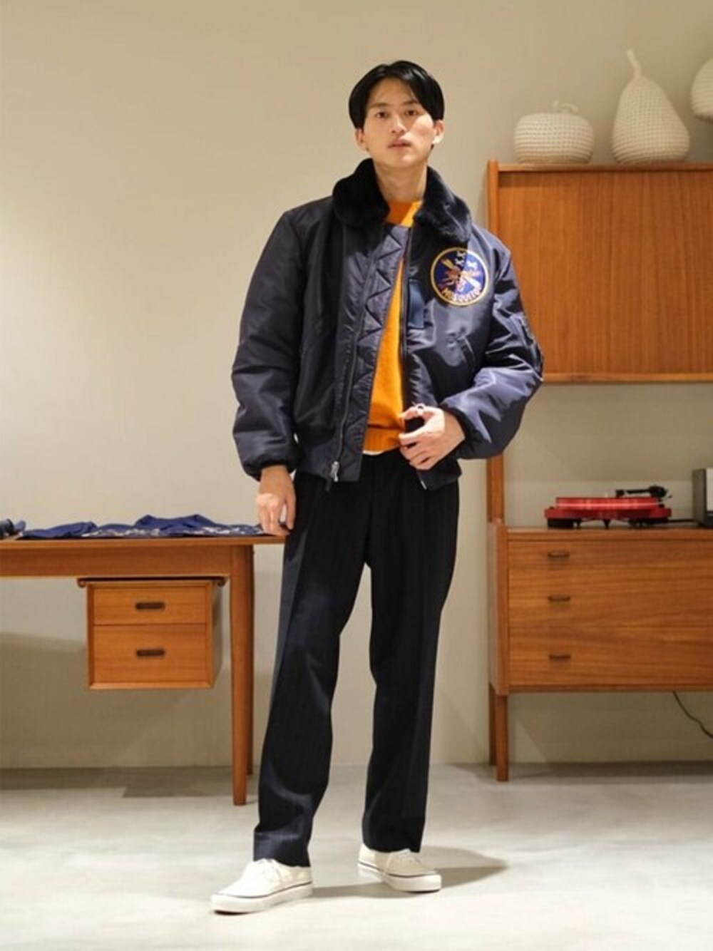 「ブルゾン、VANS、スラックス、カラーニット、フライトジャケット、ミリタリージャケット、morris&sons、cellar door、BUZZ RICKSONS」｜「Morris & SonsのMORRIS & SONS | ジーロンラム クルーネックセーター MEN（ニット/セーター、オレンジ系）」を使った、Bshopスタッフさん（メンズ・180cm）の冬コーディネートの1枚目の写真