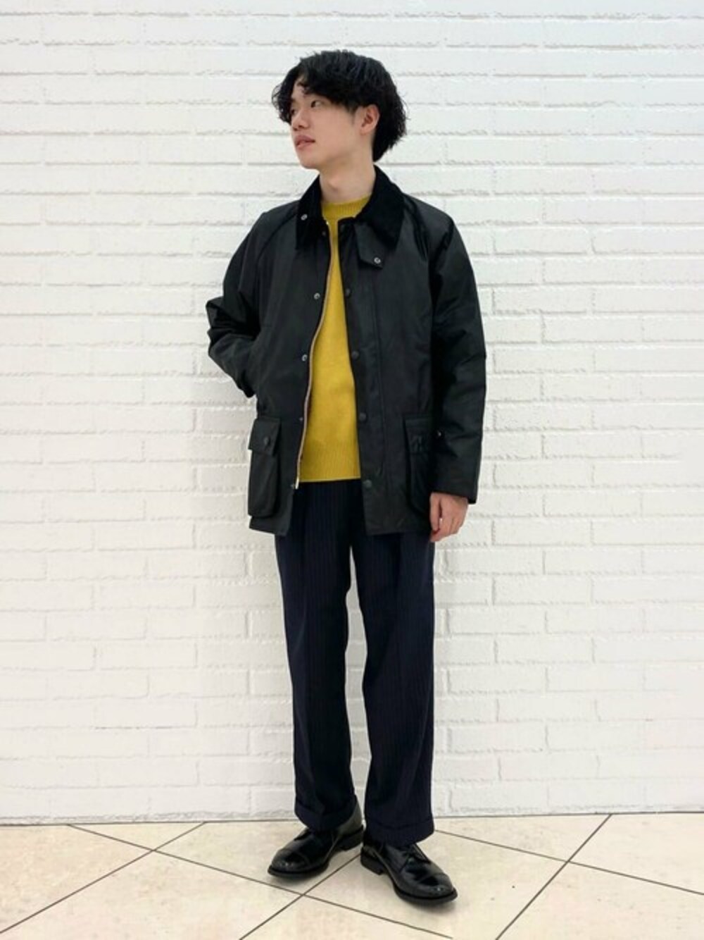 「クルーネックニット、スラックス、カラーニット、barbour、sanders、morris&sons、オイルドジャケット、farah」｜「BarbourのBarbour | BEDALE オイルドジャケット MEN（カバーオール、ブラック系）」を使った、Bshopスタッフさん（メンズ・168cm）の冬コーディネートの1枚目の写真