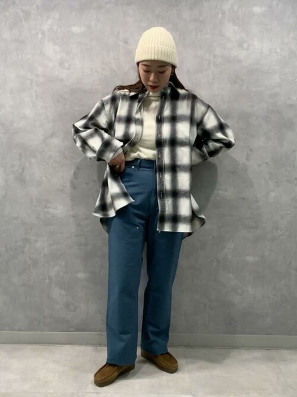 「チェックシャツ、ニットキャップ、レイヤードスタイル、ワークスタイル、KIJIMA TAKAYUKI、clarks、the shinzone、AURALEE、meyame」｜「BshopのMEYAME | 〈別注〉ウォッシャブルウール リブハイネックプルオーバー WOMEN（ニット/セーター、ベージュ系）」を使った、Bshopスタッフさん（レディース・158cm）の冬コーディネートの1枚目の写真