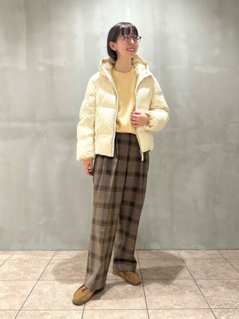 「ダウンジャケット、スラックス、Danton、チェックパンツ、orcival、リラックススタイル、clarks、the shinzone」｜「ClarksのClarks | WALLABEE COLA WOMEN（その他シューズ、ブラウン系）」を使った、Bshopスタッフさん（レディース・166cm）の冬コーディネートの1枚目の写真