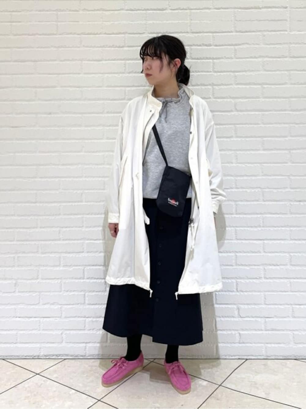 「スウェット、モッズコート、スカート、orcival、スポーティー、clarks、サコッシュ、bagjack、DAIWA PIER39、blurhmsROOTSTOCK」｜「DAIWA PIER39のDAIWA PIER39 | TECH SWEAT JOG CREW WOMEN（スウェット、グレー系）」を使った、Bshopスタッフさん（レディース・166cm）の冬コーディネートの1枚目の写真