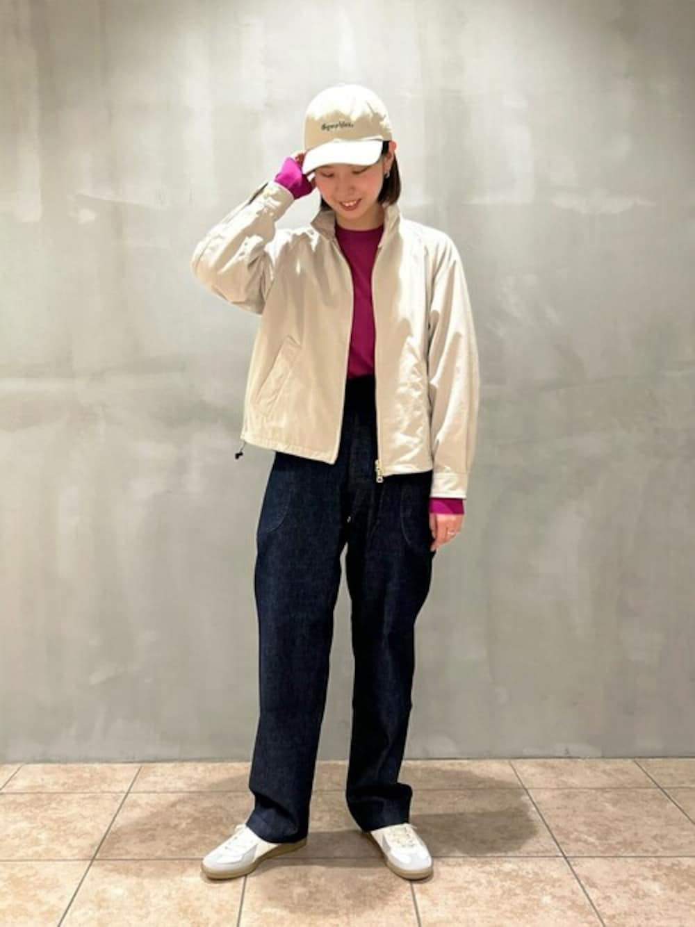 「スニーカー、デニム、キャップ、orcival、ジャケットスタイル、GYMPHLEX、REPRODUCTION OF FOUND、meyame」｜「GYMPHLEXのGymphlex | チノクロス 6パネルキャップ（キャップ、ホワイト系）」を使った、Bshopスタッフさん（レディース・166cm）の春コーディネートの1枚目の写真