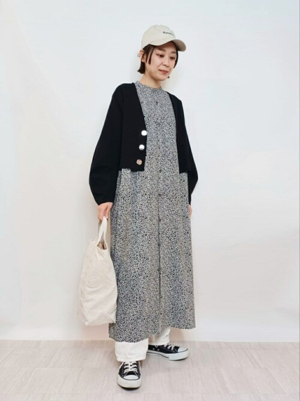 「カーディガン、デニム、トートバッグ、花柄、converse、シャツワンピース、LE GLAZIK 、リラックススタイル、GYMPHLEX、unfil」｜「GYMPHLEXのGymphlex | チノクロス 6パネルキャップ（キャップ、ホワイト系）」を使った、Bshopスタッフさん（レディース・162cm）の春コーディネートの1枚目の写真