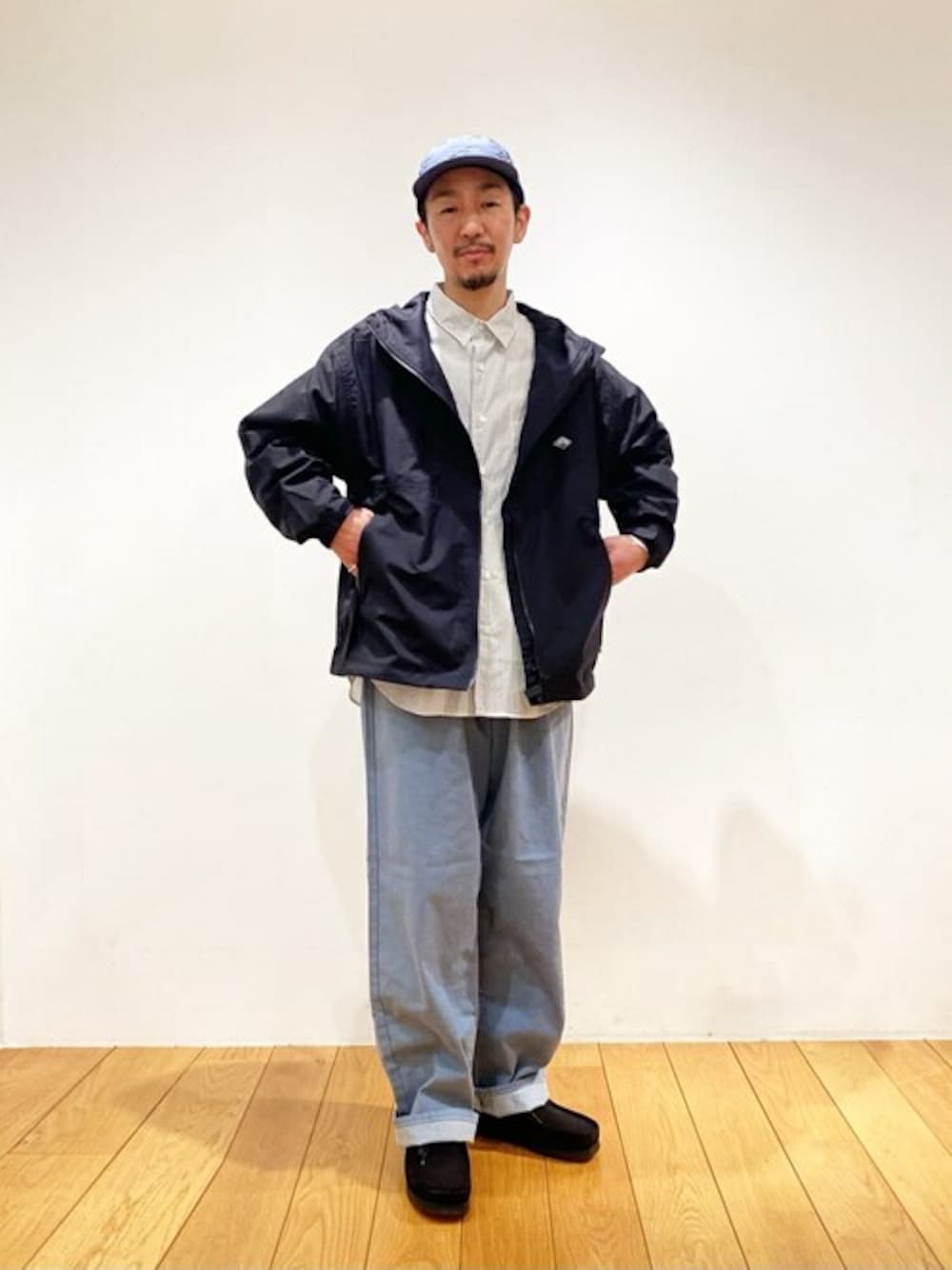 「Danton、レザーシューズ、フードジャケット、イージーパンツ、KIJIMA TAKAYUKI、リラックススタイル、clarks、シャツスタイル」｜「DANTONのDANTON | ナイロン フードジャケット MEN（ナイロンジャケット、ブラック系）」を使った、Bshopスタッフさん（メンズ・168cm）の春コーディネートの1枚目の写真