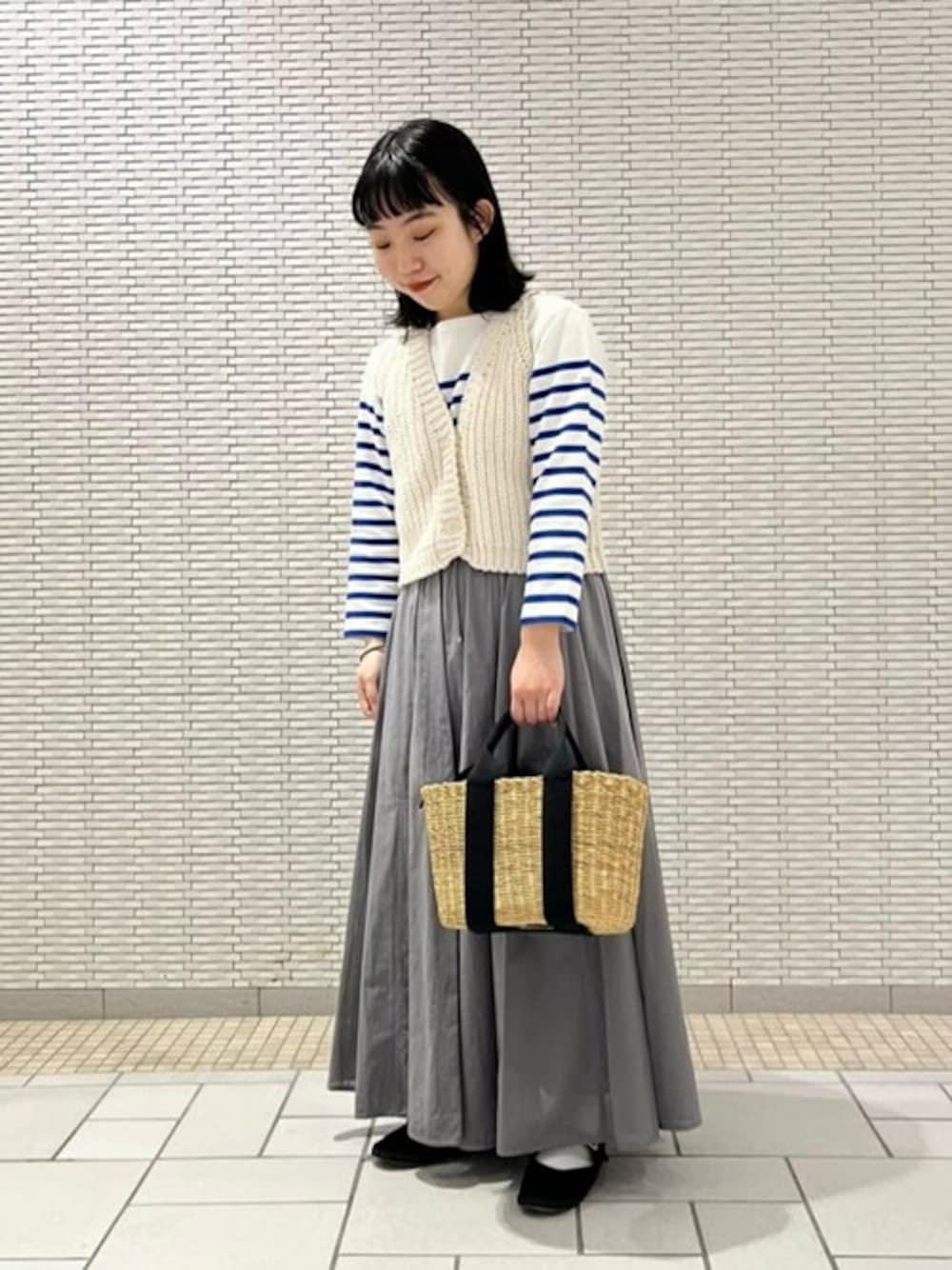「スカート、Tシャツ、ニットベスト、orcival、かごバッグ、muun、ラッセル、drogheria Crivellini、INDIA INDUSTRY、CORDERA」｜「drogheria Crivelliniの【drogheria Crivellini】ベルベット ストラップシューズ WOMEN（その他シューズ、ブラック系）」を使った、Bshopスタッフさん（レディース・149cm）の春コーディネートの1枚目の写真
