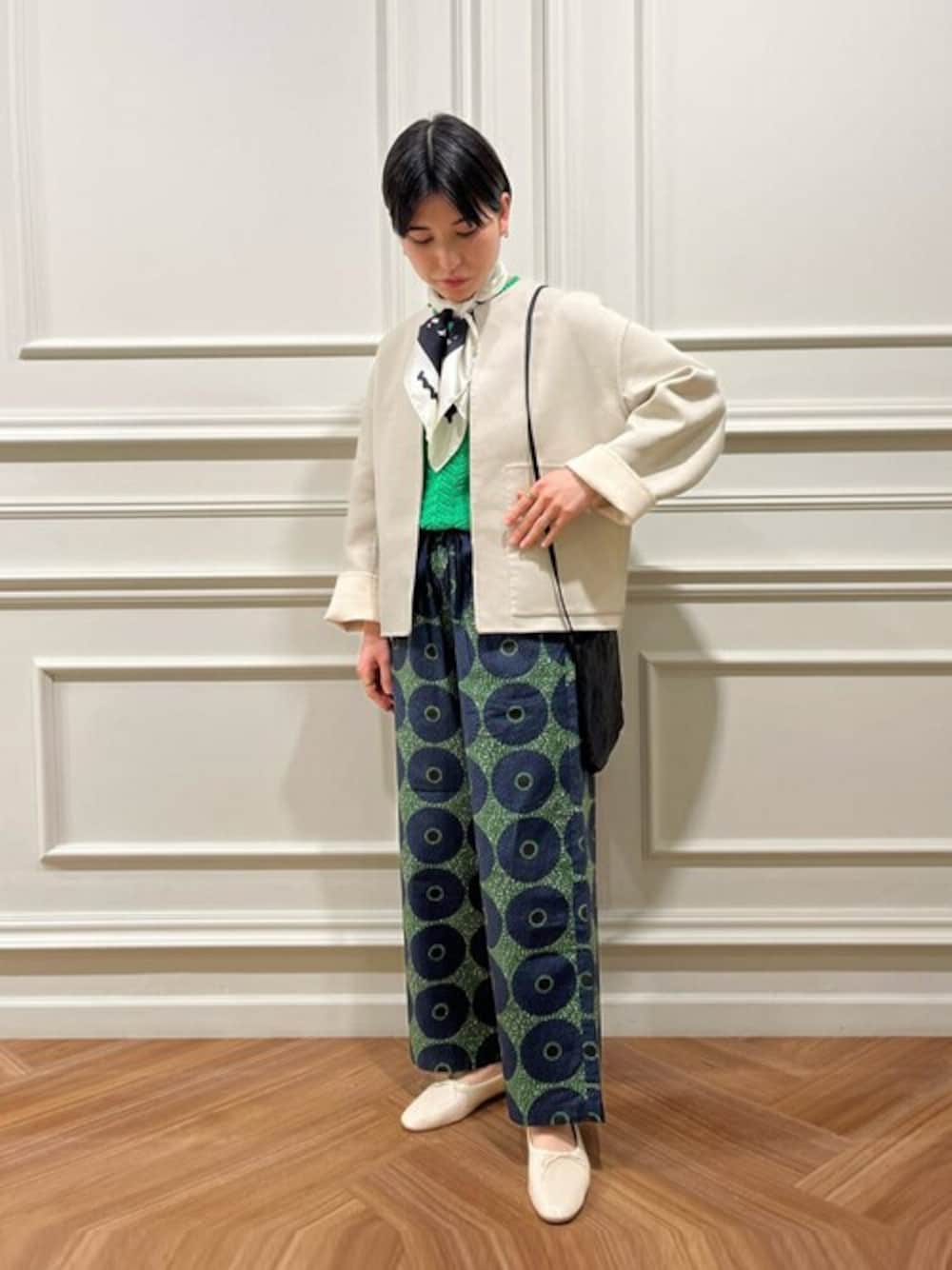 「ショルダーバッグ、別注、ノーカラーコート、イージーパンツ、LE GLAZIK 、リラックススタイル、ZILLA、manipuri、unfil、SPELTA」｜「BshopのSPELTA | OLGA NAPLAK WOMEN（その他シューズ、ホワイト系）」を使った、Bshopスタッフさん（レディース・160cm）の春コーディネートの1枚目の写真