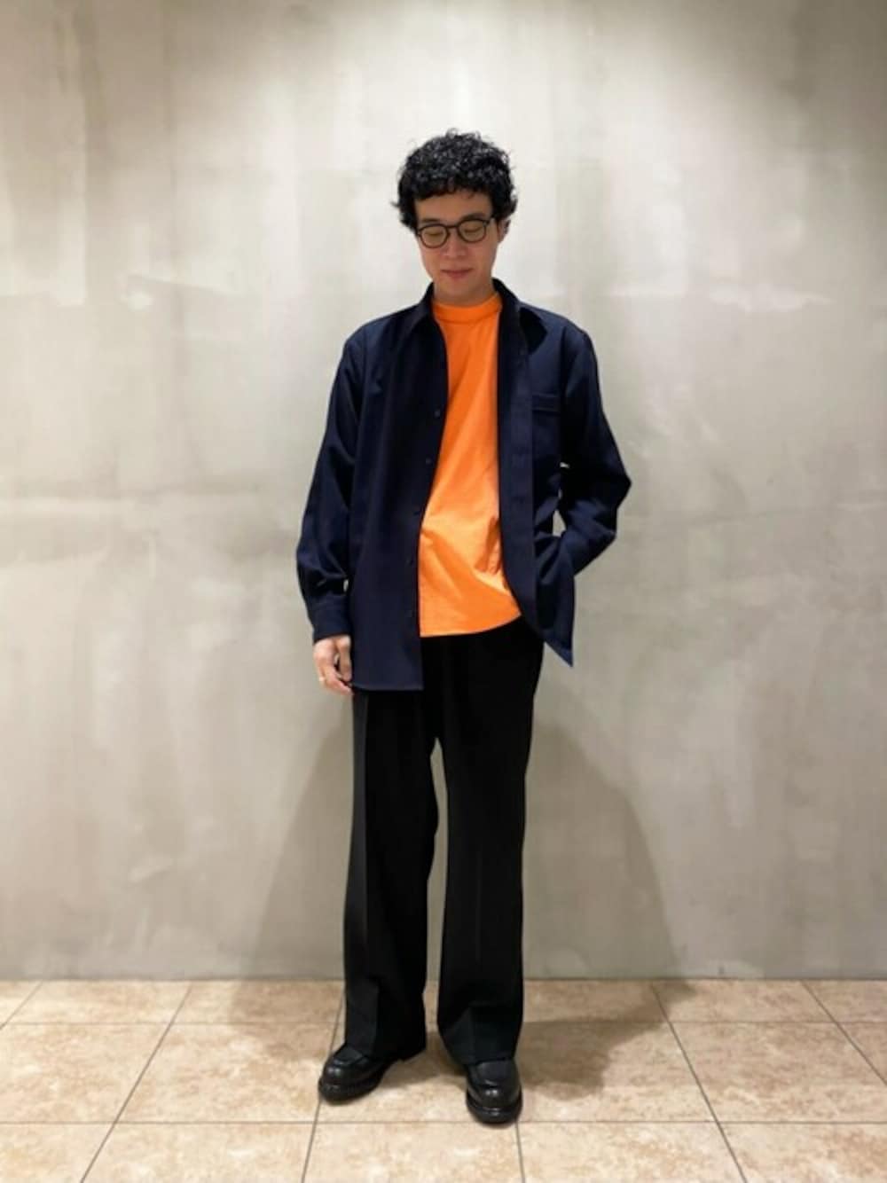 「Tシャツ、スラックス、レザーシューズ、蛍光カラー、Scye、Paraboot、シャツスタイル、morris&sons、078 CITE」｜「Morris & SonsのMORRIS & SONS | ストレートスラックス MEN（スラックス、ブラック系）」を使った、Bshopスタッフさん（メンズ・170cm）の春コーディネートの1枚目の写真