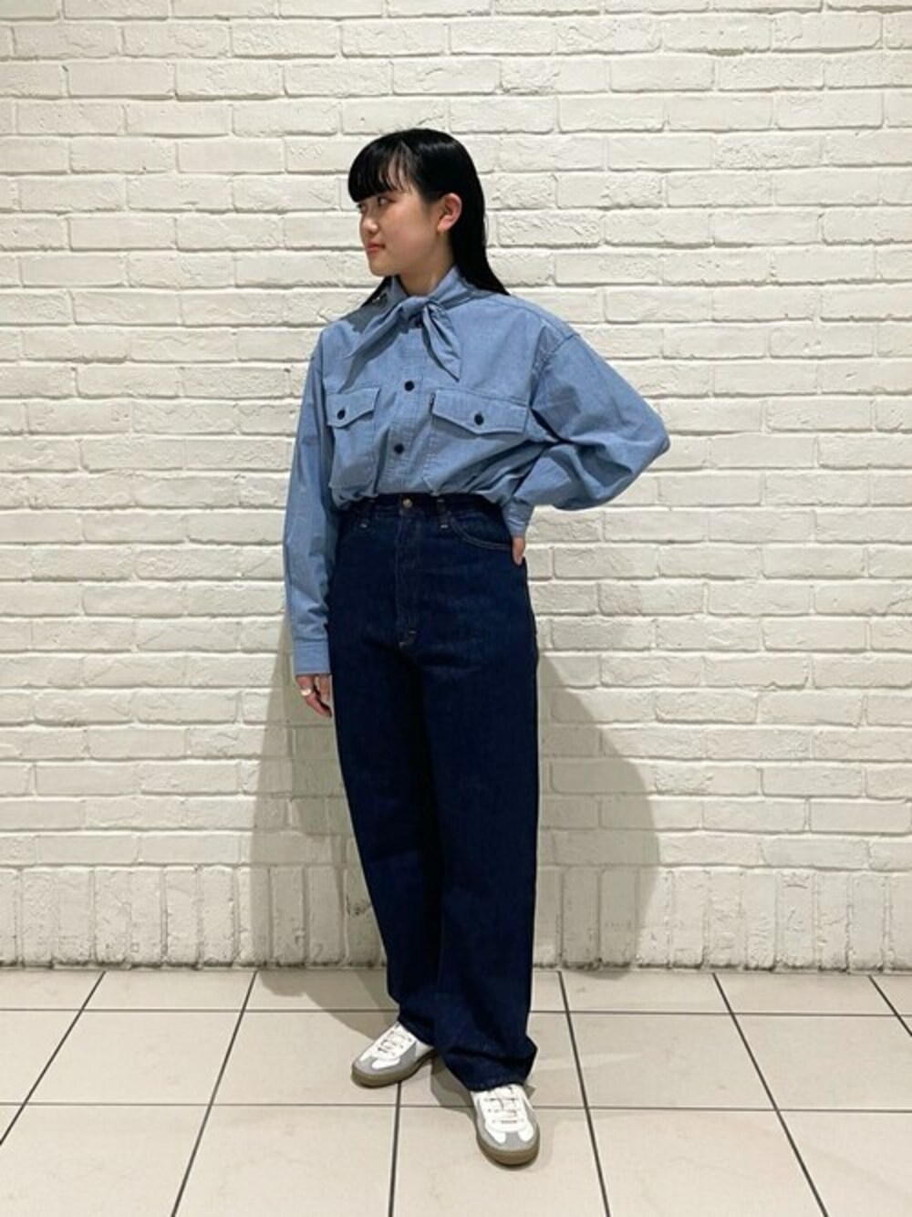 「スニーカー、デニム、別注、orslow、ダンガリーシャツ、orcival、シャツスタイル、REPRODUCTION OF FOUND」｜「ORCIVALのORCIVAL | コットンシャンブレー タイカラーシャツ WOMEN（シャツ/ブラウス、ブルー系）」を使った、Bshopスタッフさん（レディース・155cm）の春コーディネートの1枚目の写真