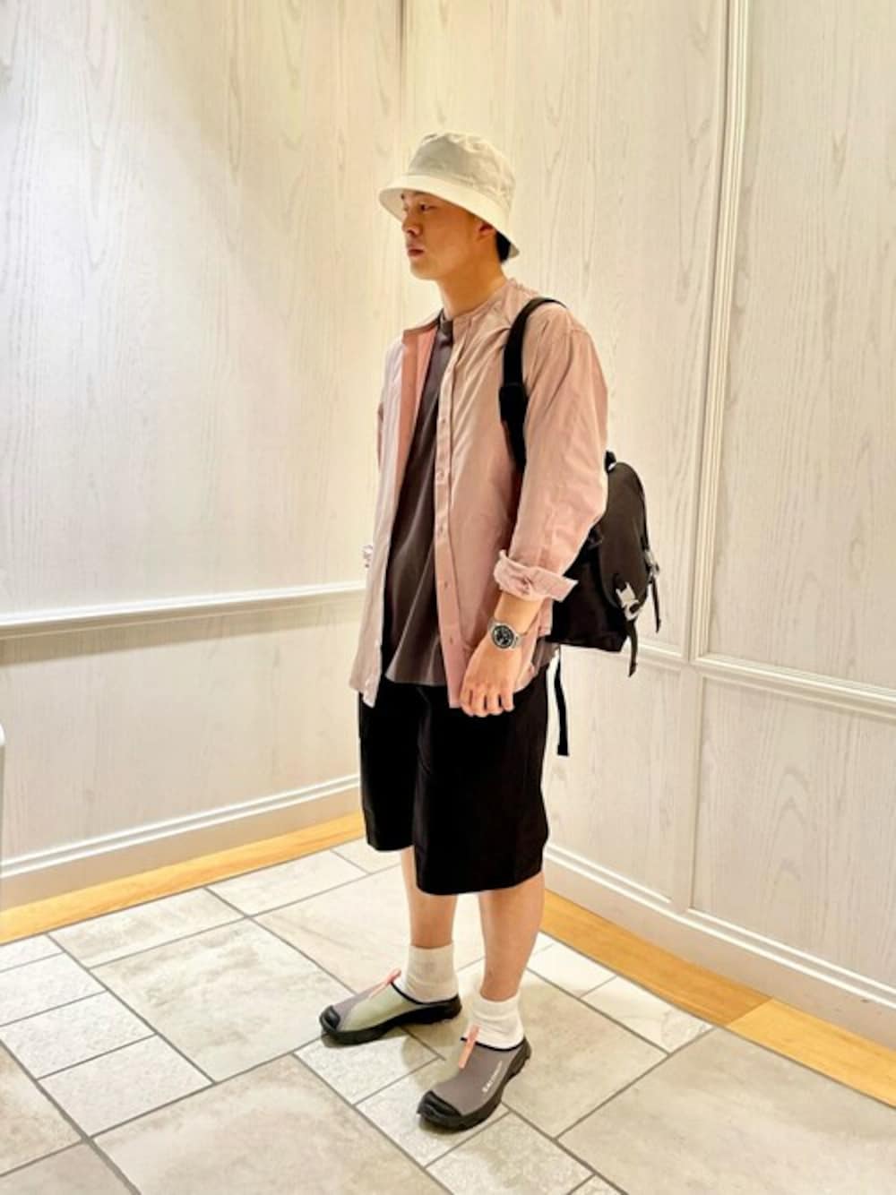 「Porter Classic、ショルダーバッグ、ショーツ、KIJIMA TAKAYUKI、リラックススタイル、バケットハット、SALOMON、bagjack、handveark、078 CITE」｜「Bshopの078 CITE | ノーカラーシャツ MEN（シャツ/ブラウス、ピンク系）」を使った、Bshopスタッフさん（メンズ・177cm）の春コーディネートの1枚目の写真