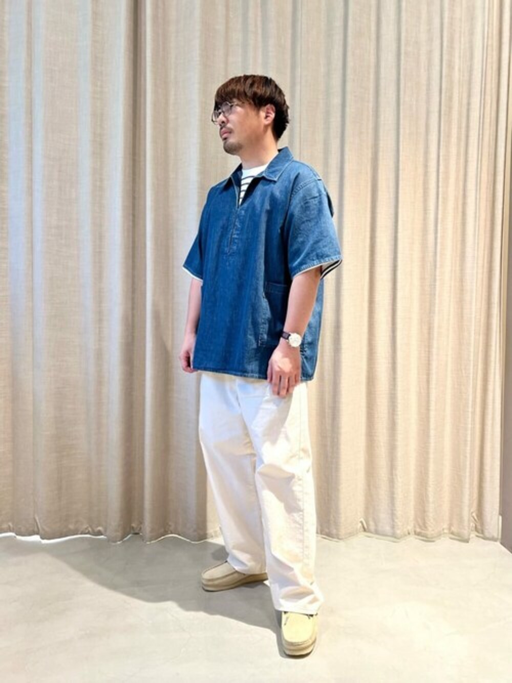 ブルー系のTシャツ/カットソー、ブルー系のシャツ/ブラウス、ブラウン系のその他シューズを着用したメンズの夏コーディネートの1枚目の写真
