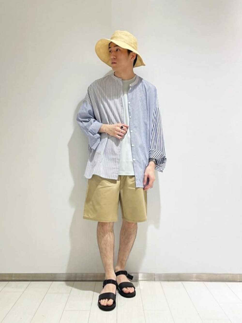 ブルー系のTシャツ/カットソー、ベージュ系のその他パンツ、ベージュ系のハットを着用したメンズの夏コーディネートの1枚目の写真