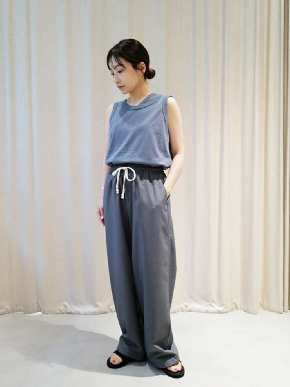 「Tシャツ、スラックス、別注アイテム、リラックススタイル、ノースリーブ、the shinzone、YOUNG & OLSEN The DRYGOODS STORE、cellar door、INSCRIRE」｜「CELLAR DOORのCellar Door | リラックスイージーパンツ WOMEN（その他パンツ、グレー系）」を使った、Bshopスタッフさん（レディース）の夏コーディネートの1枚目の写真