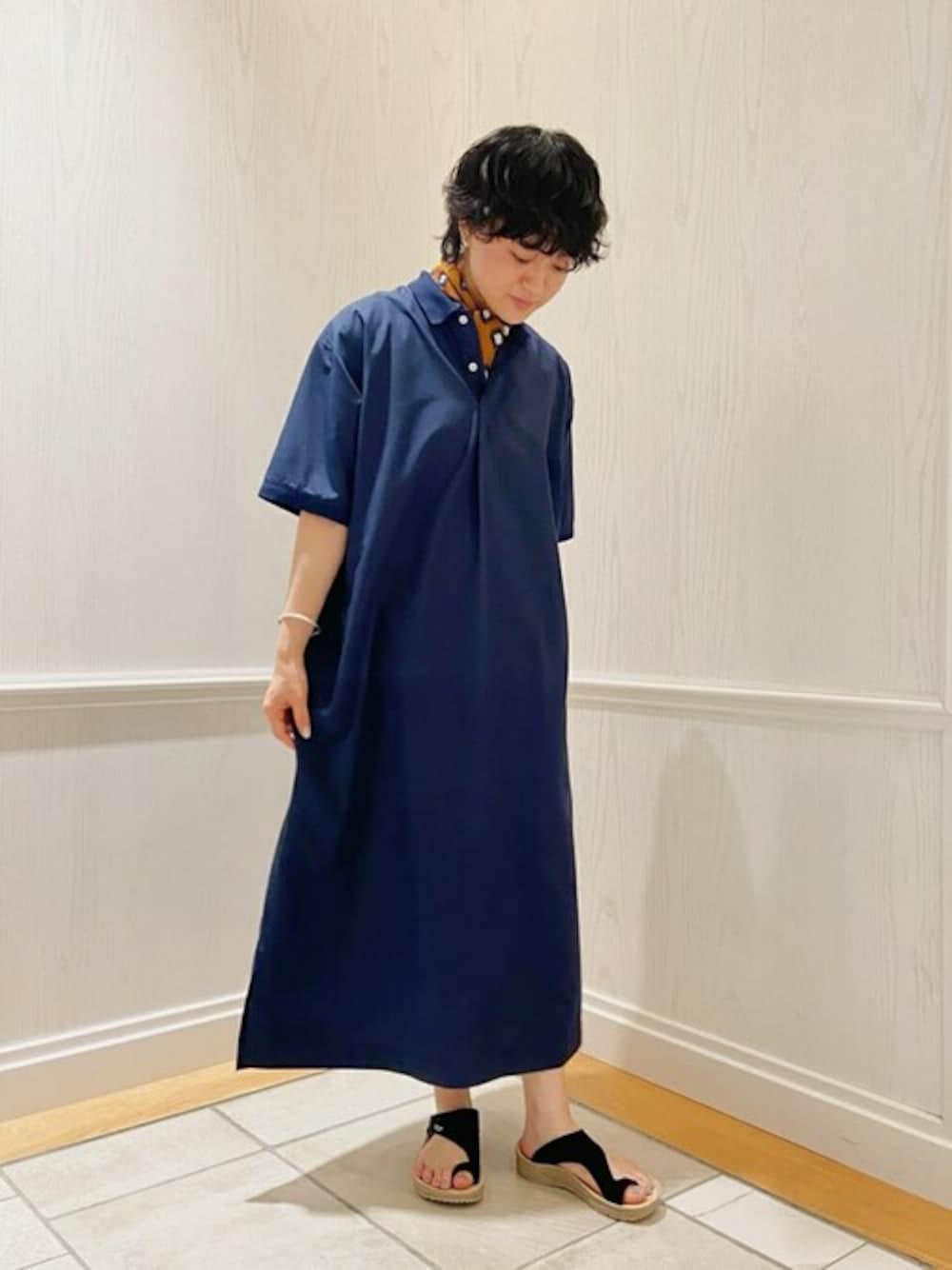 ブルー系のワンピース、ベージュ系のサンダル、オレンジ系のバンダナ/スカーフを着用したレディースの夏コーディネートの1枚目の写真