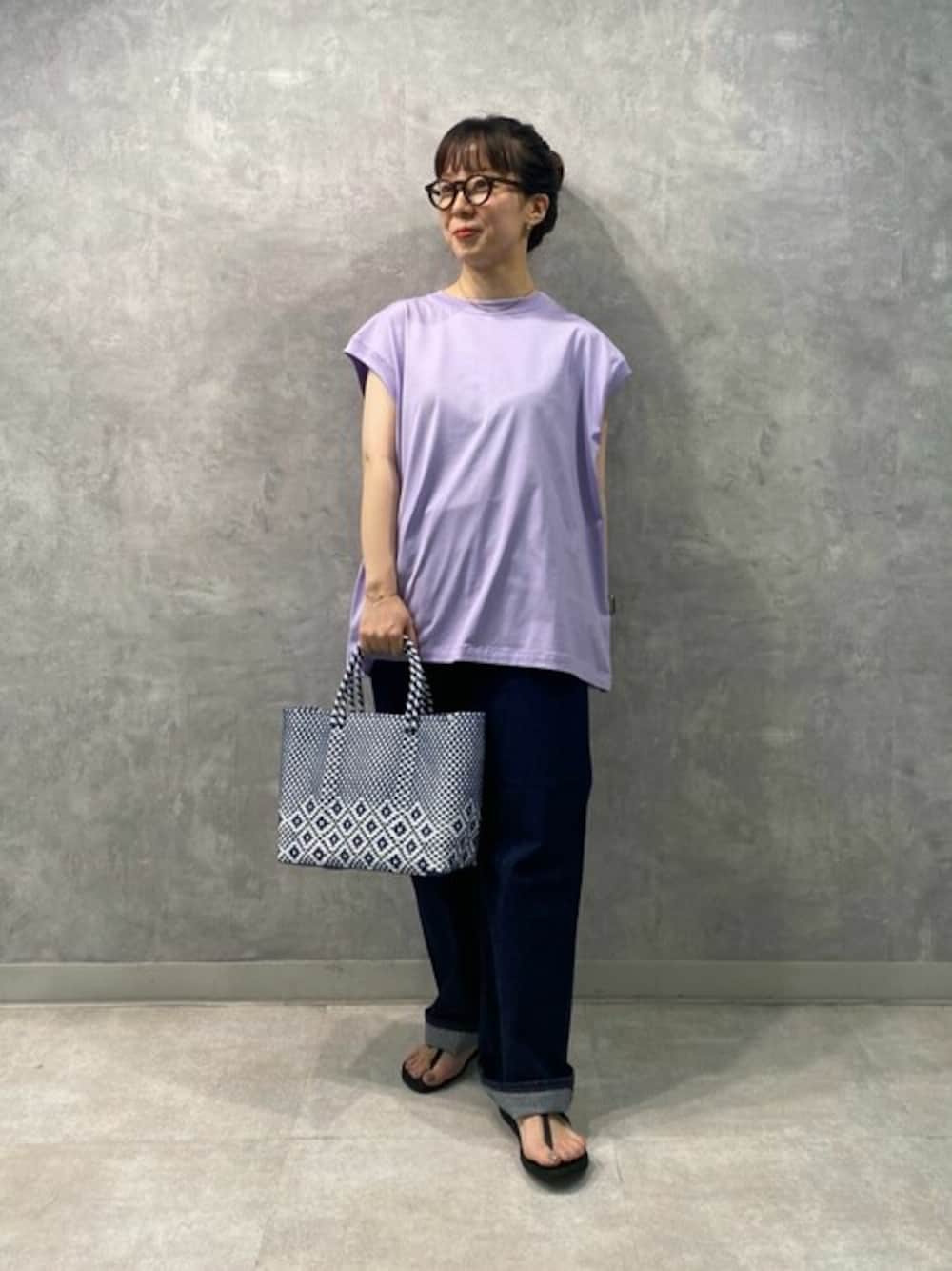 「デニム、Tシャツ、サンダル、HAVERSACK、かごバッグ、夏コーデ、the shinzone、PI-PROJECT」｜「HAVERSACKのHAVERSACK | プレーンステッチノースリーブTシャツ WOMEN（Tシャツ/カットソー、パープル系）」を使った、Bshopスタッフさん（レディース・154cm）の夏コーディネートの1枚目の写真