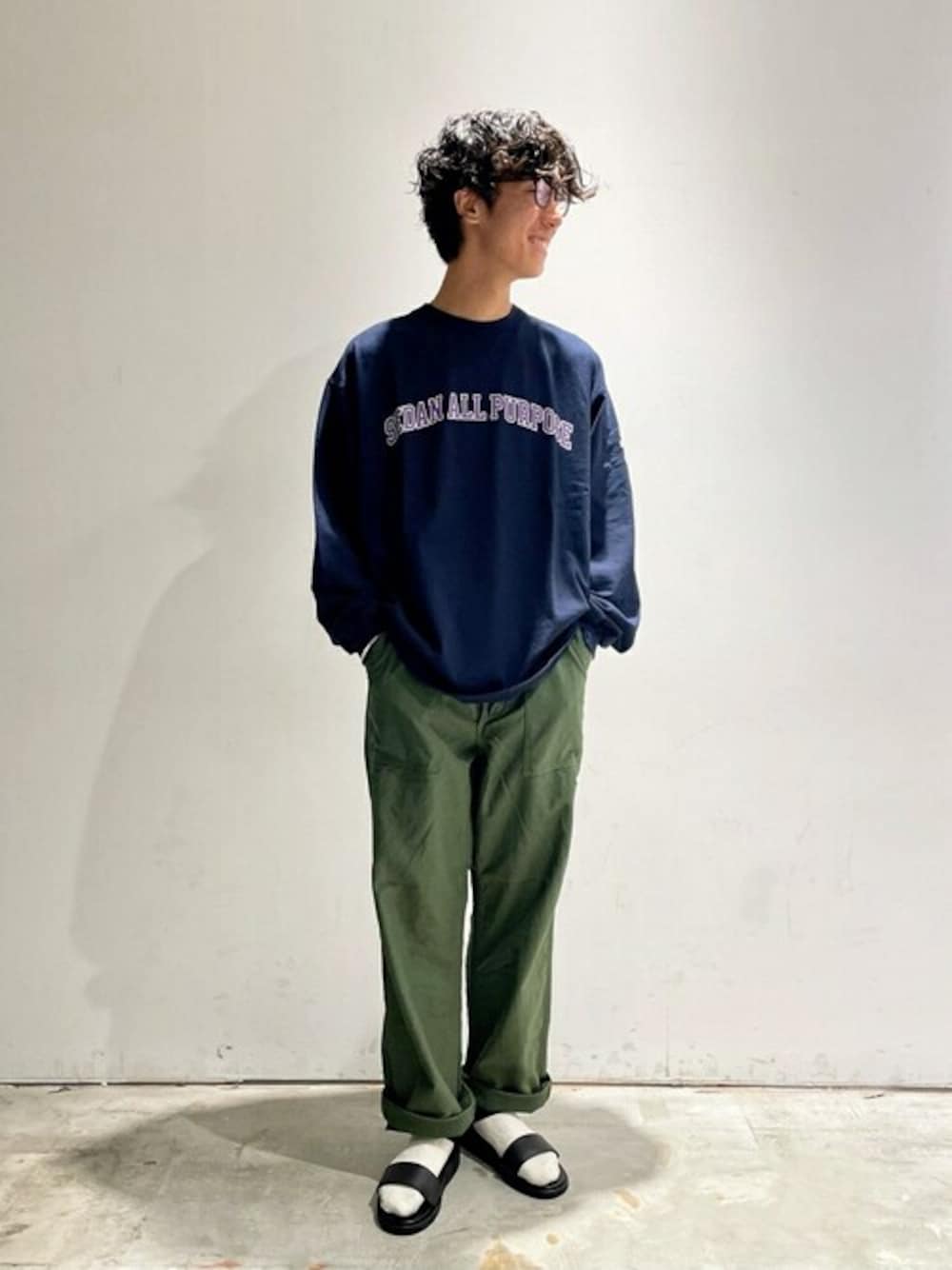 「Tシャツ、orslow、ロンT、ファティーグパンツ、晩夏コーデ、SEDAN ALL-PURPOSE、footworks」｜「SEDAN ALL-PURPOSEのSEDAN ALL-PURPOSE | アーチロゴ 長袖クルーネックTシャツ MEN（Tシャツ/カットソー、ブルー系）」を使った、Bshopスタッフさん（メンズ・177cm）の秋コーディネートの1枚目の写真