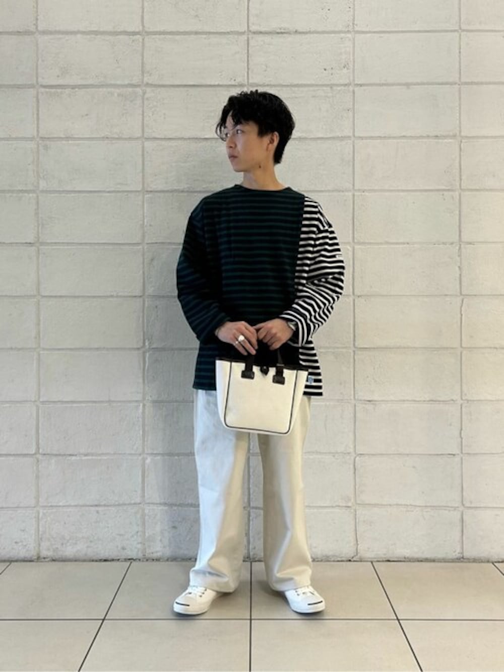 その他のTシャツ/カットソー、ベージュ系のデニムパンツ、ホワイト系のトートバッグを着用したメンズの秋コーディネートの1枚目の写真