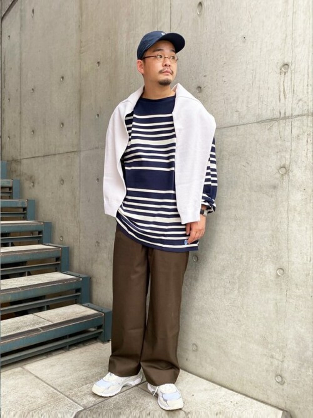 ブルー系のTシャツ/カットソー、ブラウン系のその他パンツ、ホワイト系のカーディガン/ボレロを着用したメンズの秋コーディネートの1枚目の写真