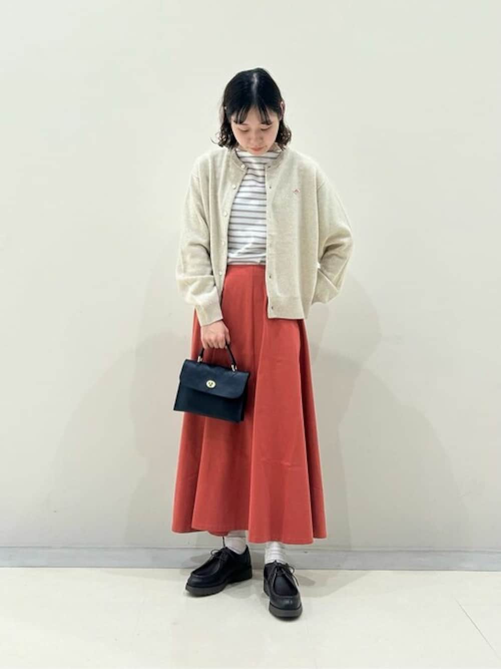 「フレアスカート、ショルダーバッグ、ニットカーディガン、Danton、レザーシューズ、orcival、秋服、ADAWAS、KLEMAN、mimi berry」｜「ORCIVALのORCIVAL | ボートネック5分袖Tシャツ WOMEN（Tシャツ/カットソー、ホワイト系）」を使った、Bshopスタッフさん（レディース・162cm）の秋コーディネートの1枚目の写真