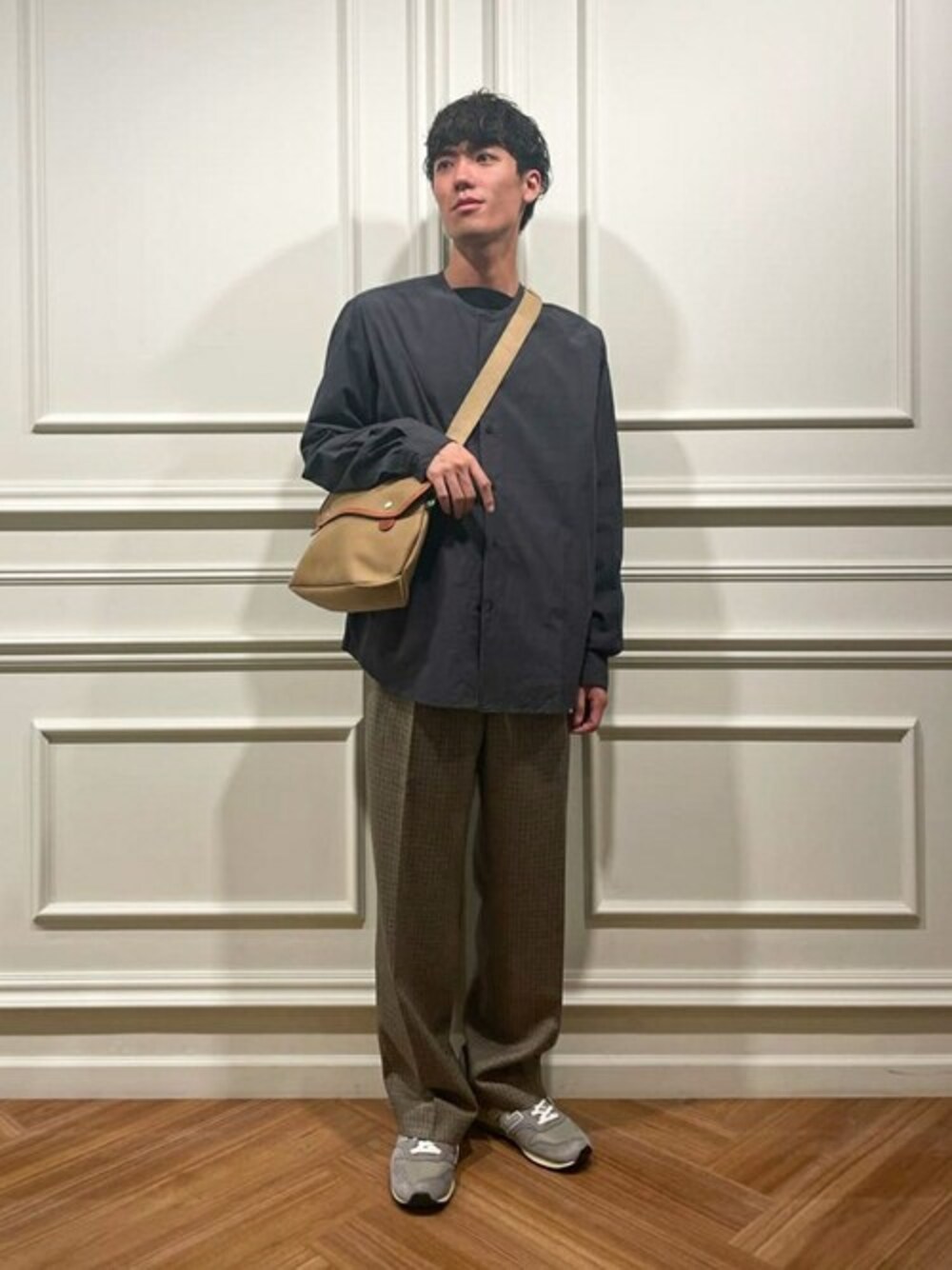 グレー系のシャツ/ブラウス、ブラウン系のチノパンツ、グレー系のスニーカーを着用したメンズの秋コーディネートの1枚目の写真