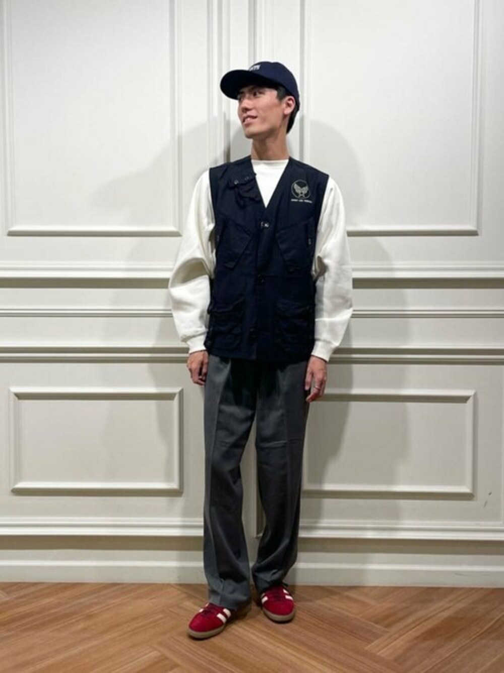「スウェット、スニーカー、adidas、スラックス、イージーパンツ、秋服、GYMPHLEX、秋コーデ、cellar door、BUZZ RICKSONS」｜「adidasのadidas | BERMUDA MEN（スニーカー、レッド系）」を使った、Bshopスタッフさん（メンズ・177cm）の秋コーディネートの1枚目の写真