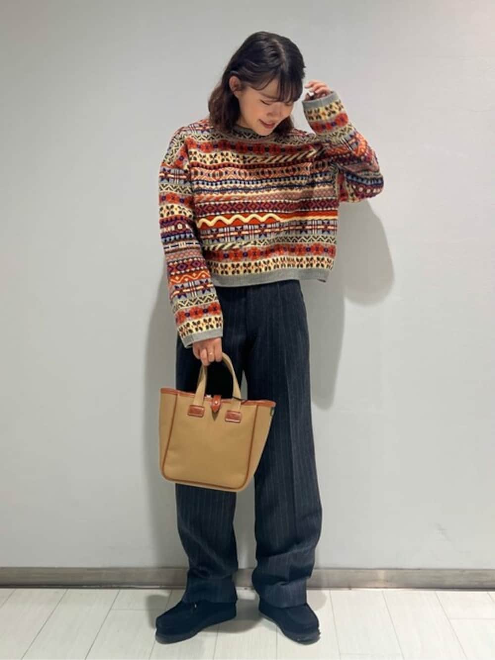 「ニット、トートバッグ、レザー、スラックス、冬コーデ、shinzone、BRADY、clarks、Coohem、秋冬コーデ」｜「CoohemのCOOHEM | フェアアイル ニットプルオーバー WOMEN（ニット/セーター、オレンジ系）」を使った、Bshopスタッフさん（レディース・157cm）の秋コーディネートの1枚目の写真