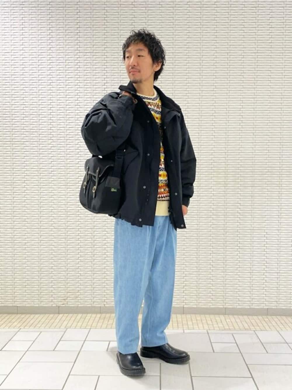 ブラック系のショルダーバッグ、ブラック系のブーツ、グレー系のモッズコートを着用したメンズの秋コーディネートの1枚目の写真