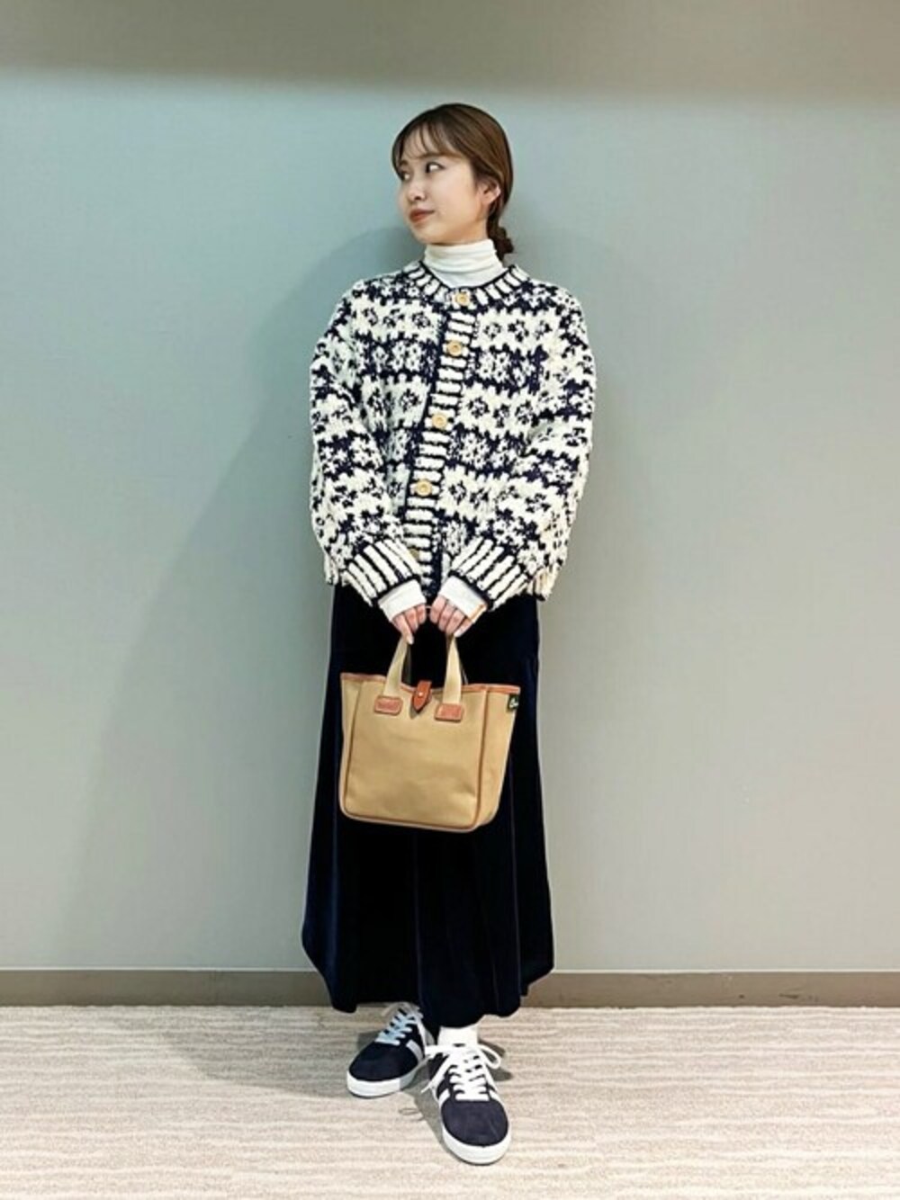 「カーディガン、スニーカー、ニット、スカート、BRADY、リラックススタイル、Coohem、秋冬コーデ、REPRODUCTION OF FOUND、unfil」｜「REPRODUCTION OF FOUNDのREPRODUCTION OF FOUND | RUSSIAN MILITARY TRAINER WOMEN（スニーカー、ブルー系）」を使った、Bshopスタッフさん（レディース・155cm）の秋コーディネートの1枚目の写真