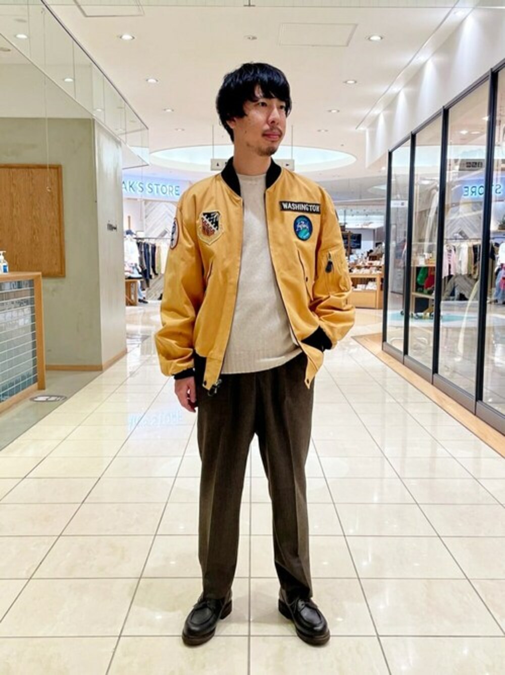 「ニット、ミリタリー、レザー、スラックス、冬コーデ、ミリタリージャケット、Paraboot、morris&sons、秋冬コーデ、BUZZ RICKSONS」｜「Buzz Rickson'sのBUZZ RICKSON'S | アストロノーツジャケット MEN（ミリタリージャケット、イエロー系）」を使った、Bshopスタッフさん（メンズ・170cm）の秋コーディネートの1枚目の写真