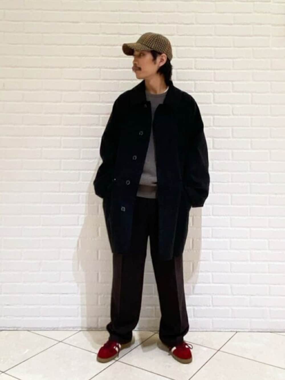 「コート、スニーカー、ニット、ステンカラーコート、adidas、MACKINTOSH、リラックススタイル、morris&sons、秋冬コーデ、Glenmac」｜「adidasのadidas | BERMUDA MEN（スニーカー、レッド系）」を使った、Bshopスタッフさん（メンズ・175cm）の秋コーディネートの1枚目の写真