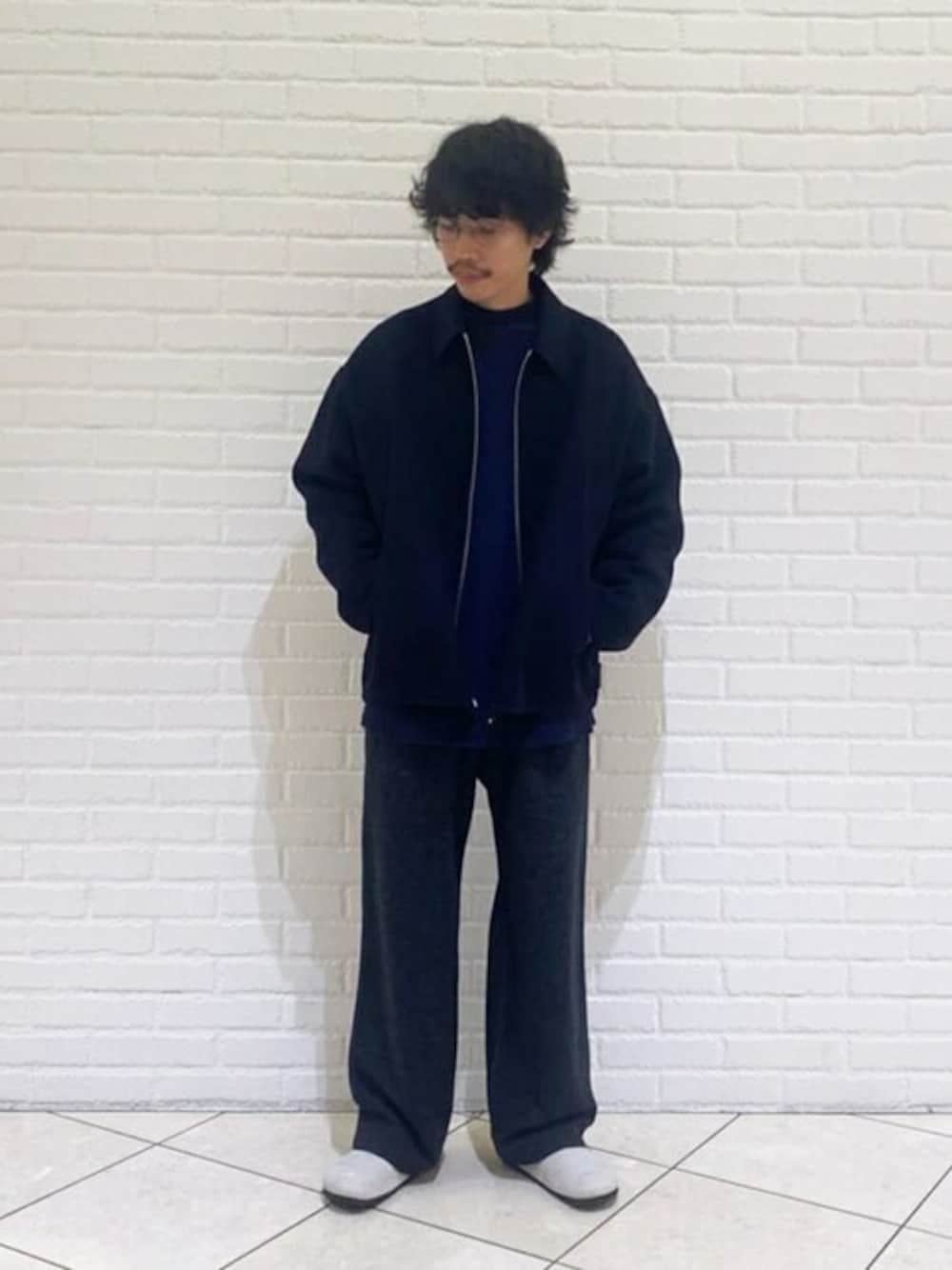 「ブルゾン、ニット、ジャケット、セーター、冬コーデ、birkenstock、orcival、イージーパンツ、リラックススタイル」｜「BIRKENSTOCKのBIRKENSTOCK | BOSTON LEVE CORDUROY ANTIQUE WHITE MEN（サンダル、ホワイト系）」を使った、Bshopスタッフさん（メンズ・175cm）の冬コーディネートの1枚目の写真