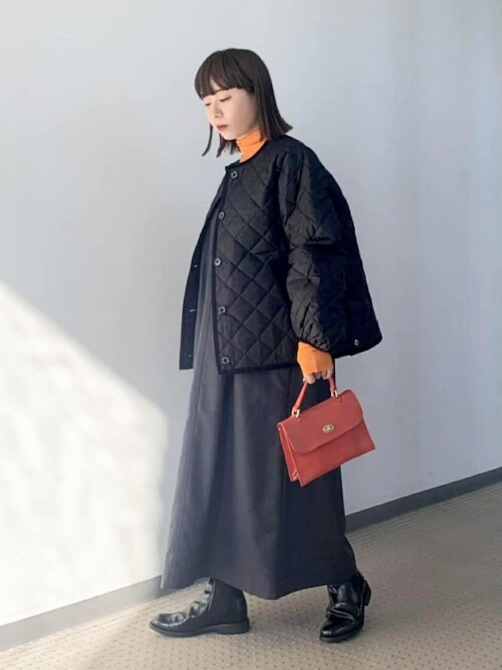 「ブーツ、ショルダーバッグ、冬コーデ、レイヤードスタイル、MACKINTOSH、HAVERSACK、キルティングジャケット、リラックススタイル、unfil、mimi berry」｜「MackintoshのMACKINTOSH |〈別注〉DULSIE SHORT EX WOMEN（ノーカラージャケット、ブラック系）」を使った、Bshopスタッフさん（レディース・153cm）の冬コーディネートの1枚目の写真