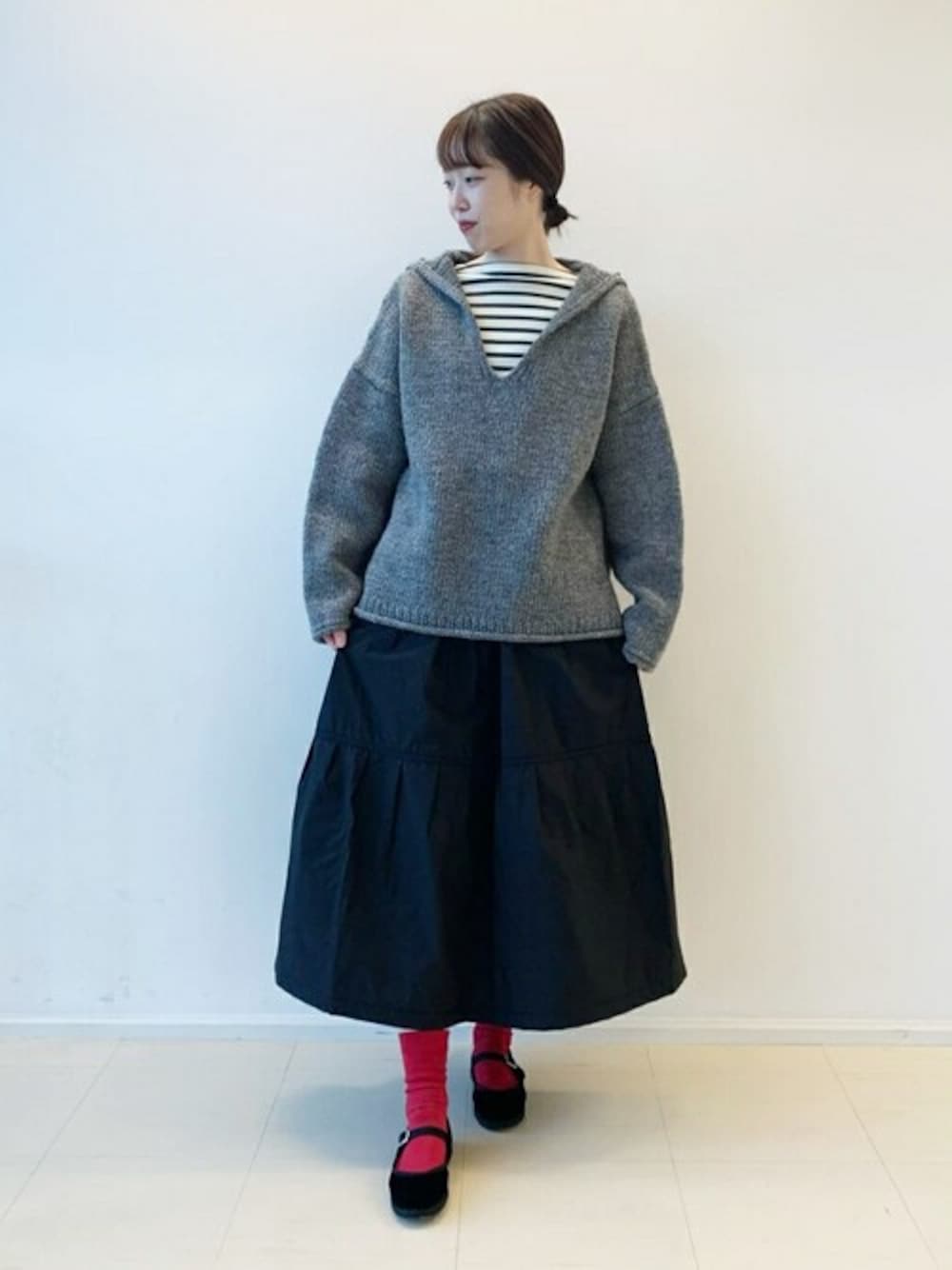 「ニット、スカート、冬コーデ、orcival、バスクシャツ、FALKE、drogheria Crivellini、Pheeta、eunoia」｜「ORCIVALのORCIVAL | コットンロード フレンチバスクシャツ WOMEN（Tシャツ/カットソー、グリーン系）」を使った、Bshopスタッフさん（レディース・160cm）の冬コーディネートの1枚目の写真