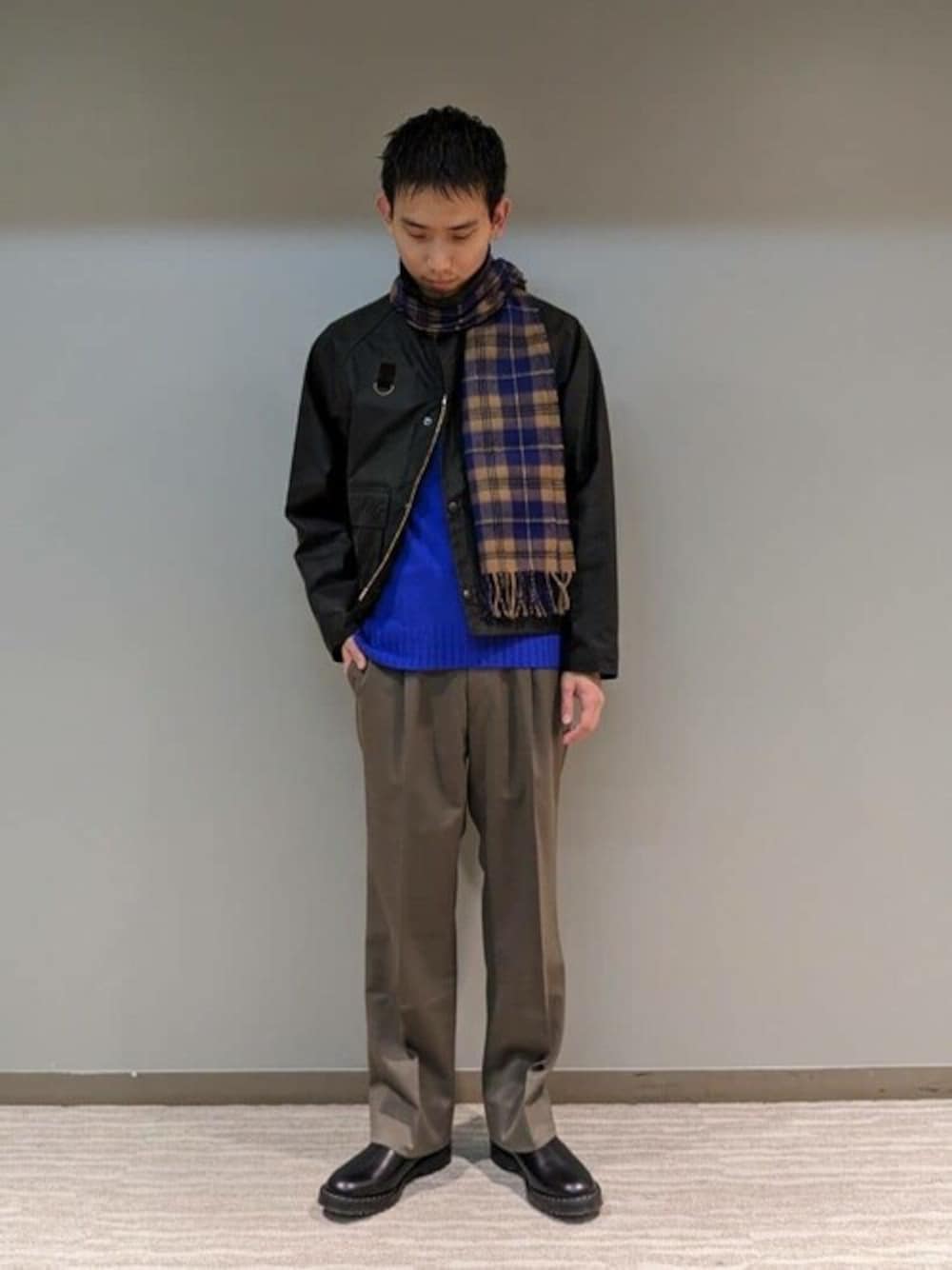 「ニット、セーター、スラックス、冬コーデ、レイヤードスタイル、トラッド、barbour、morris&sons、CARUSO、W. J. HENDERSON SCOTLAND」｜「BarbourのBarbour |〈別注〉 BLYTH オイルドジャケット MEN（カバーオール、グリーン系）」を使った、Bshopスタッフさん（メンズ・174cm）の冬コーディネートの1枚目の写真