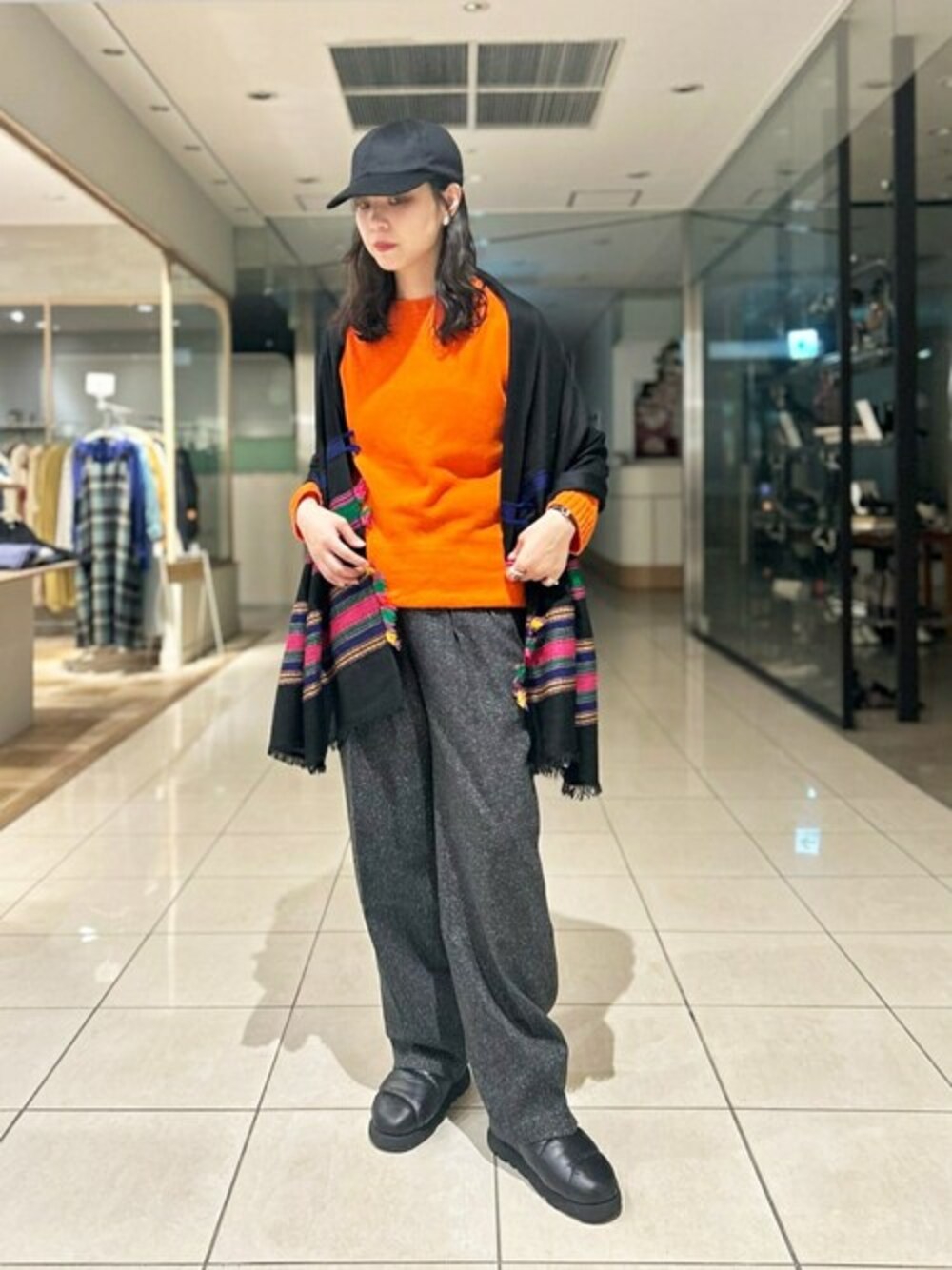 「ニット、ブーツ、マフラー、キャップ、スラックス、冬コーデ、KIJIMA TAKAYUKI、morris&sons」｜「Bshopのfab Himalaya | ウール ヒマラヤン手織ショール（ストール/ショール、ブラック系）」を使った、Bshopスタッフさん（レディース・164cm）の冬コーディネートの1枚目の写真