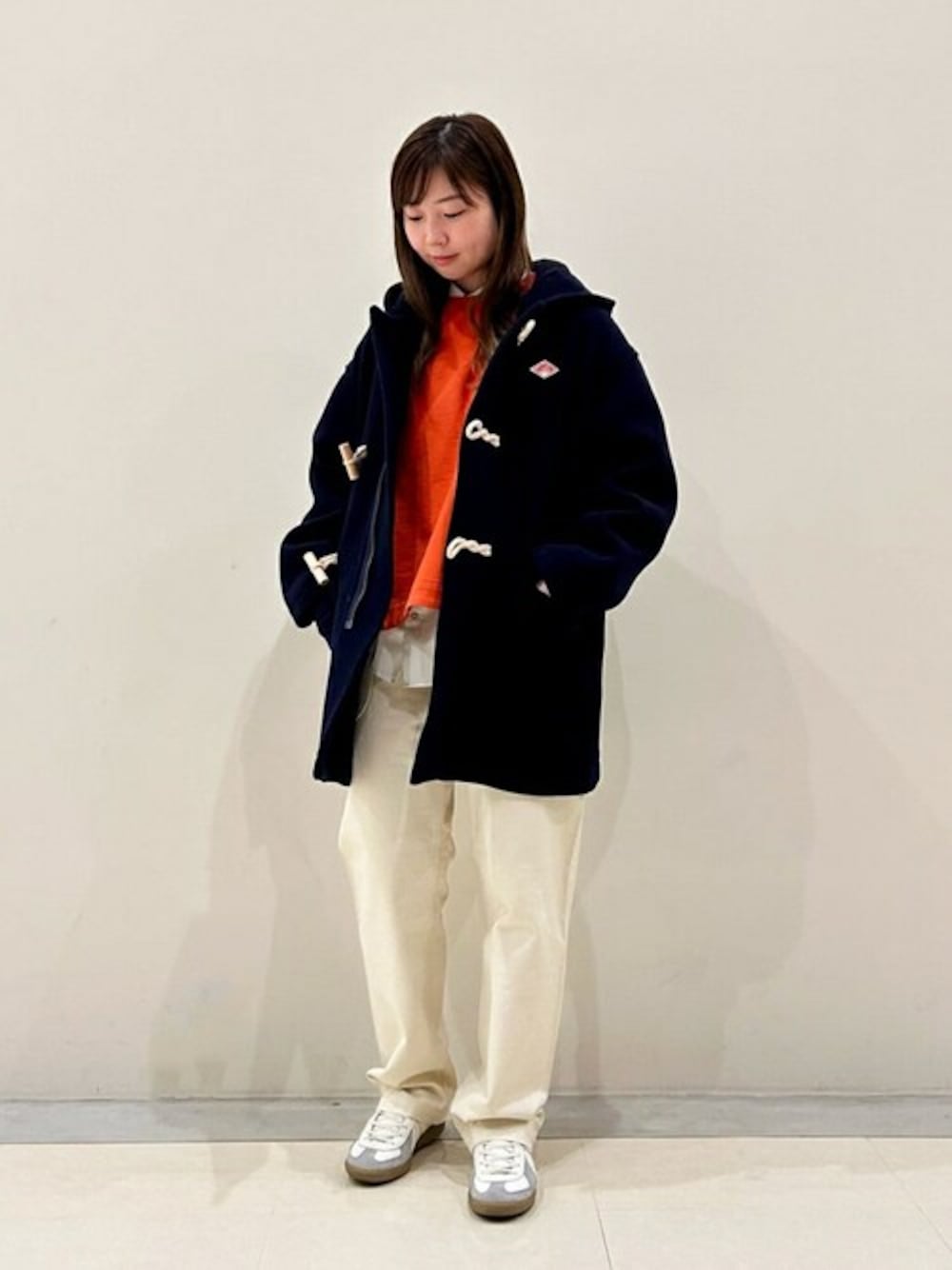 「スウェット、ダッフルコート、Danton、冬コーデ、orcival、イージーパンツ、HAVERSACK、REPRODUCTION OF FOUND」｜「DANTONのDANTON | ウールライトパイル ダッフルコート WOMEN（ダッフルコート、ブルー系）」を使った、Bshopスタッフさん（レディース・160cm）の冬コーディネートの1枚目の写真
