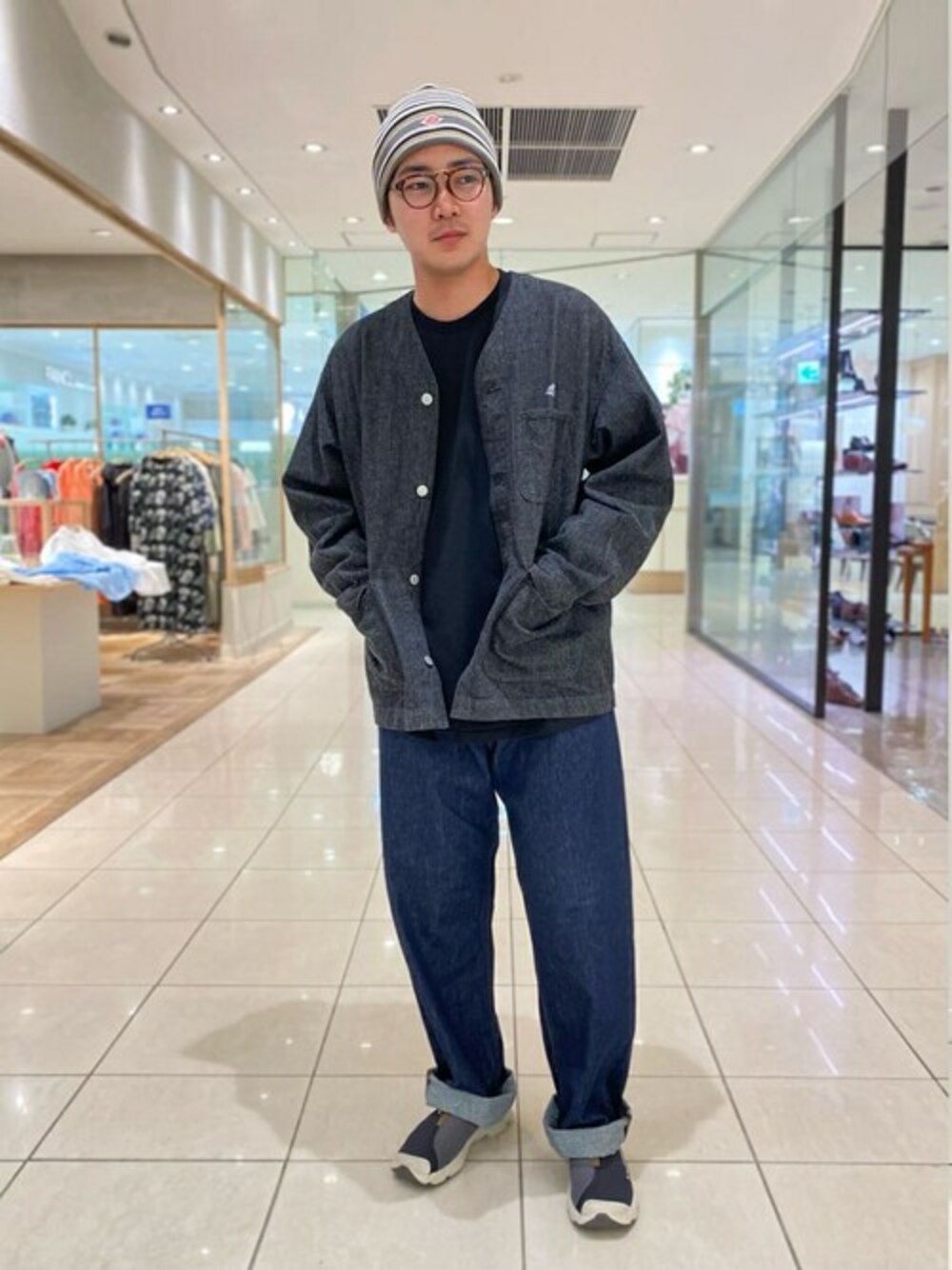 「ジャケット、デニム、ボーダー、ニット帽、orslow、Danton、カバーオール、コットン、SALOMON、24ssトレンド」｜「DANTONのDANTON | デニム カラーレスカバーオールジャケット MEN（デニムジャケット、ブラック系）」を使った、Bshopスタッフさん（メンズ・172cm）の冬コーディネートの1枚目の写真