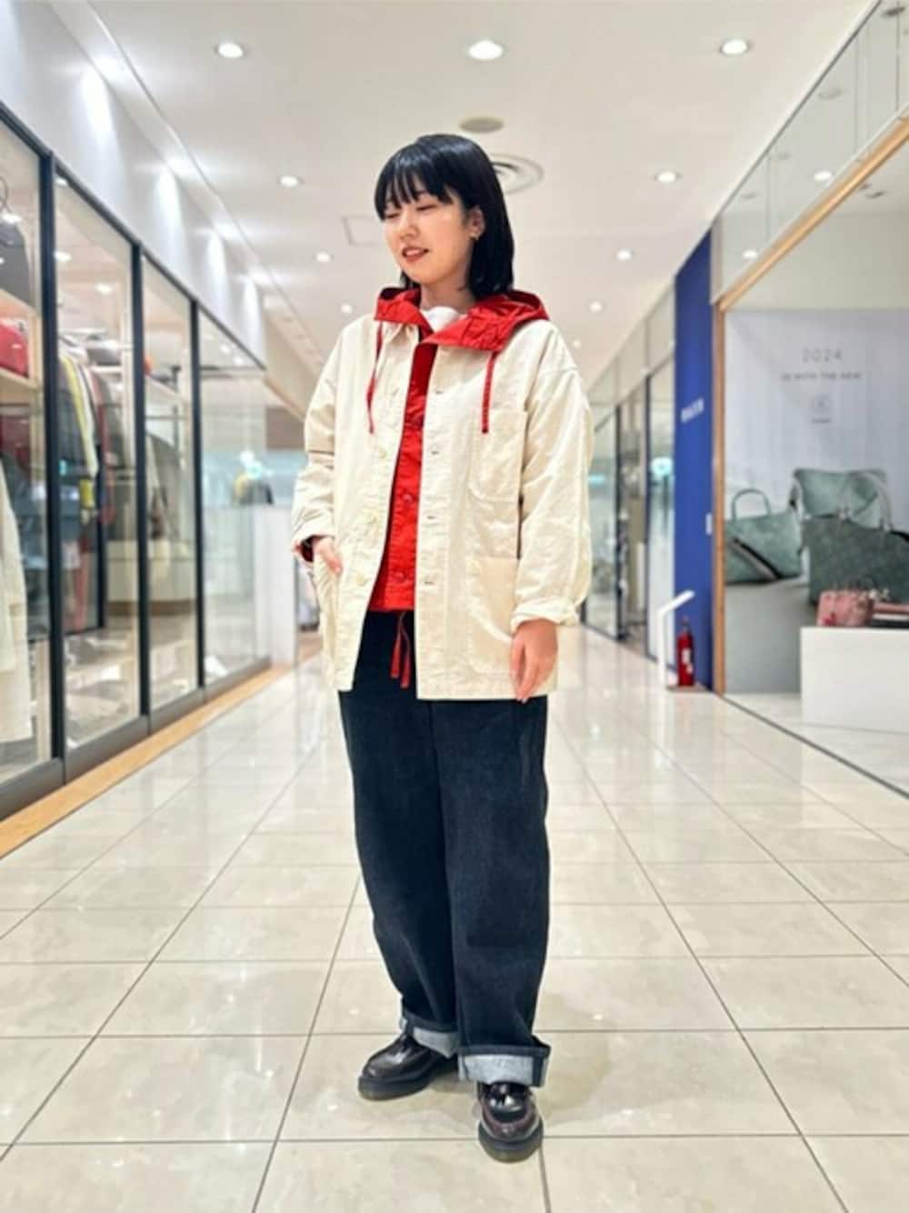 「デニム、ローファー、Dr.Martens、Danton、カバーオール、レザーシューズ、orcival、ラッセル、VETRA、24ssトレンド」｜「VETRAのVETRA | コットンリネン ワイドカバーオール WOMEN（カバーオール、ベージュ系）」を使った、Bshopスタッフさん（レディース・154cm）の冬コーディネートの1枚目の写真