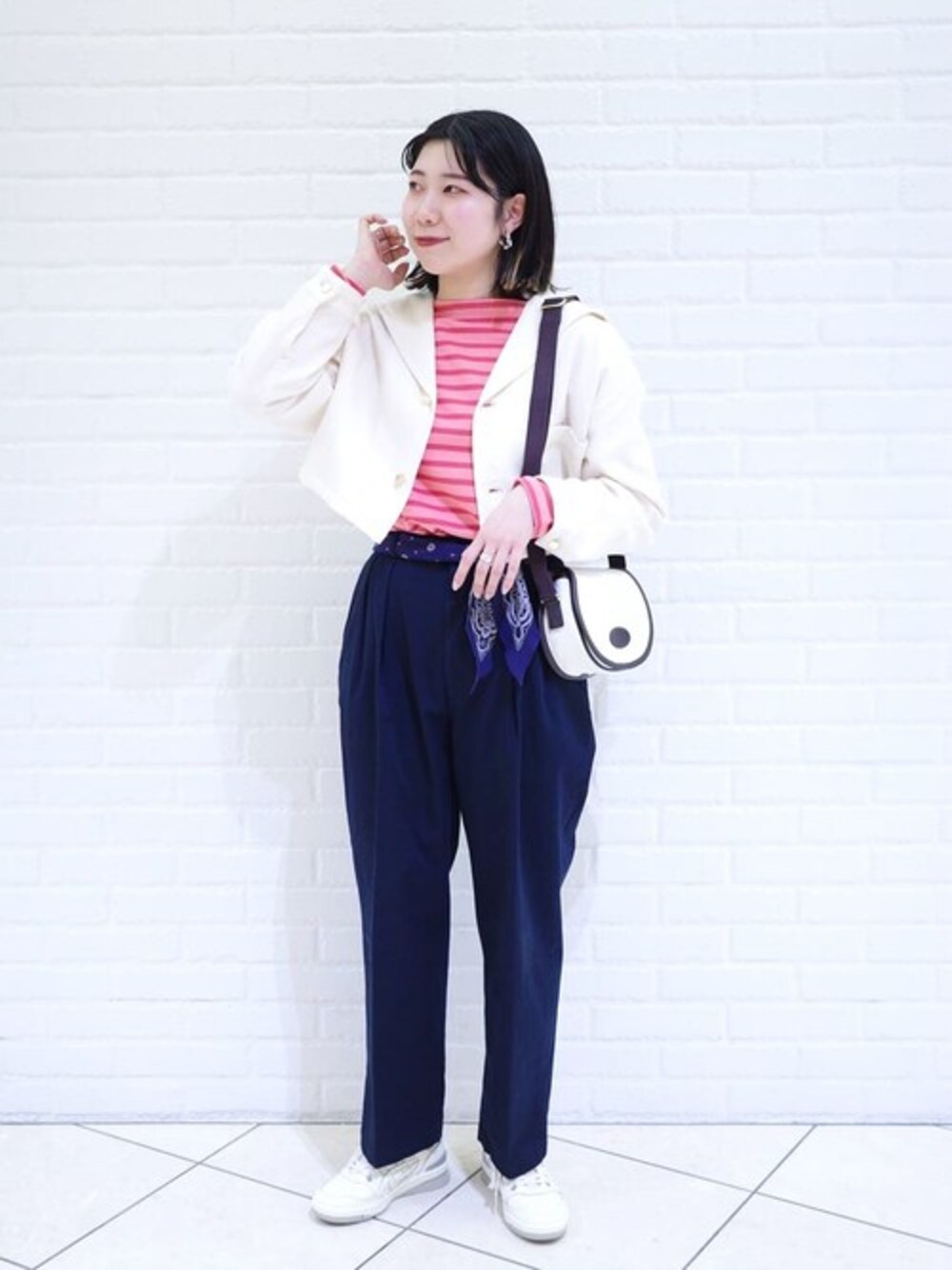 「スニーカー、ジャケット、チノパン、ショルダーバッグ、レイヤードスタイル、スカーフ、orcival、BRADY、春コーデ、2タックパンツ」｜「ASICSのASICS | EX89 WOMEN（スニーカー、ホワイト系）」を使った、Bshopスタッフさん（レディース・166cm）の冬コーディネートの1枚目の写真