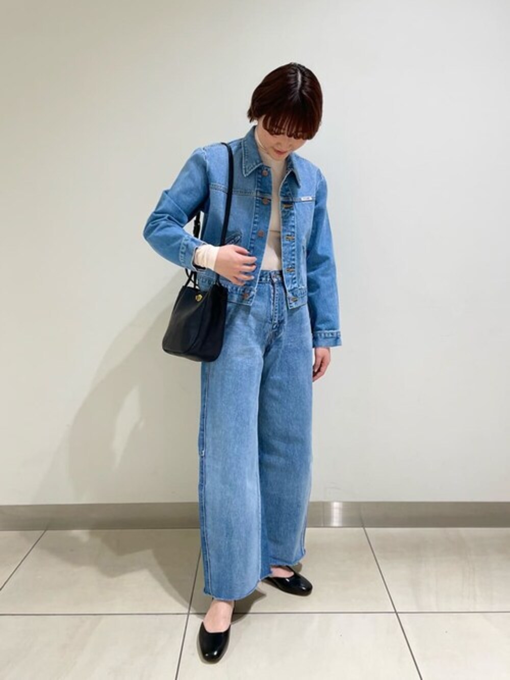 「デニム、セットアップ、レザー、デニムジャケット、ショルダーバッグ、デニムパンツ、春コーデ、Wrangler、SERGE de bleu、mimi berry」｜「BshopのLE MONDE BERYL | SANDAL MARY JANE WOMEN（その他シューズ、ブラック系）」を使った、Bshopスタッフさん（レディース・164cm）の冬コーディネートの1枚目の写真